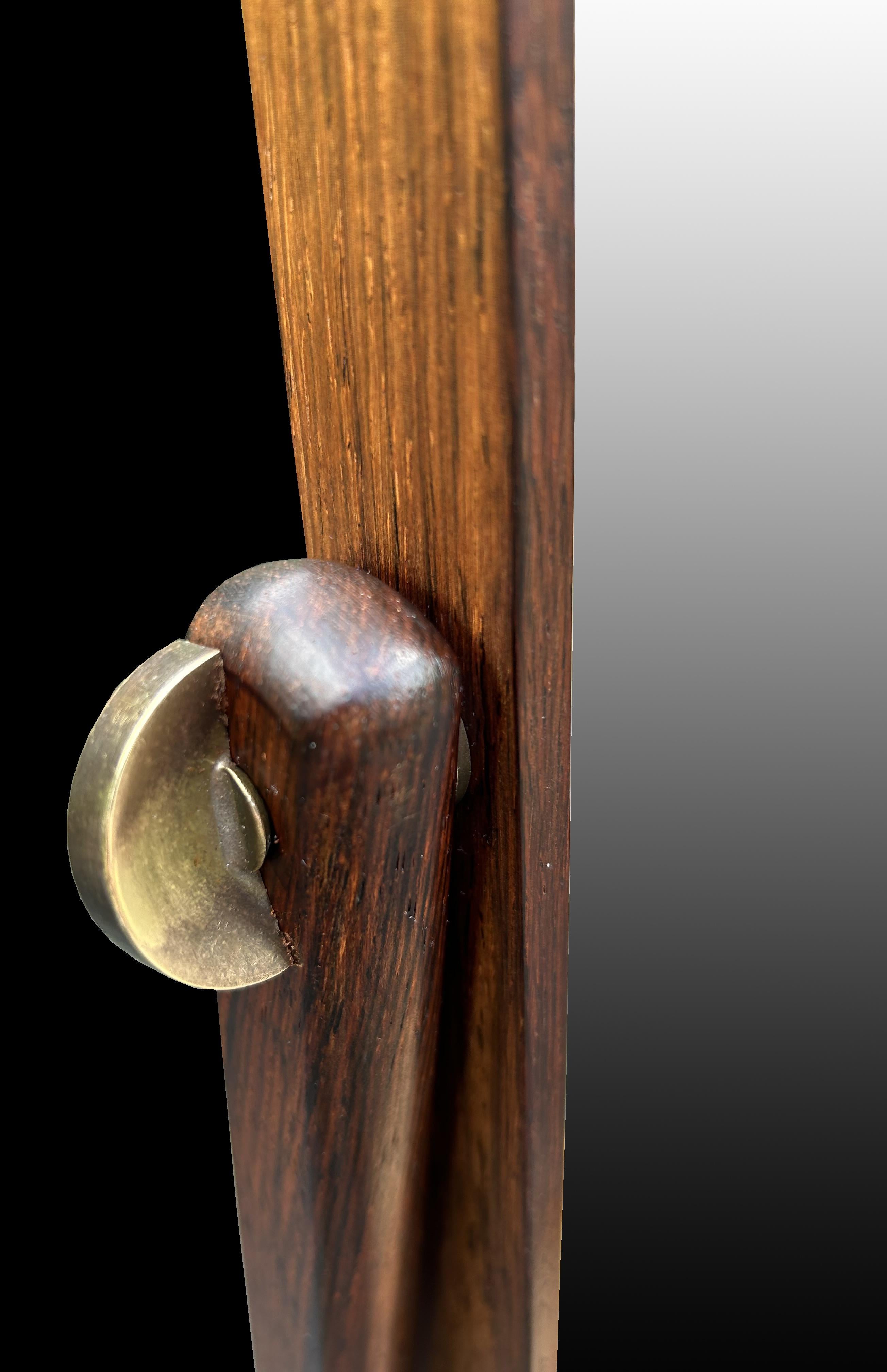 Dies ist ein schönes Beispiel für die seltene Rosenholz-Version eines klassischen skandinavischen modernen Design Cheval Spiegel mit Schublade, in sehr gutem Zustand.
Das für dieses Stück verwendete Holz ist Santos Rosewood oder Machaerium