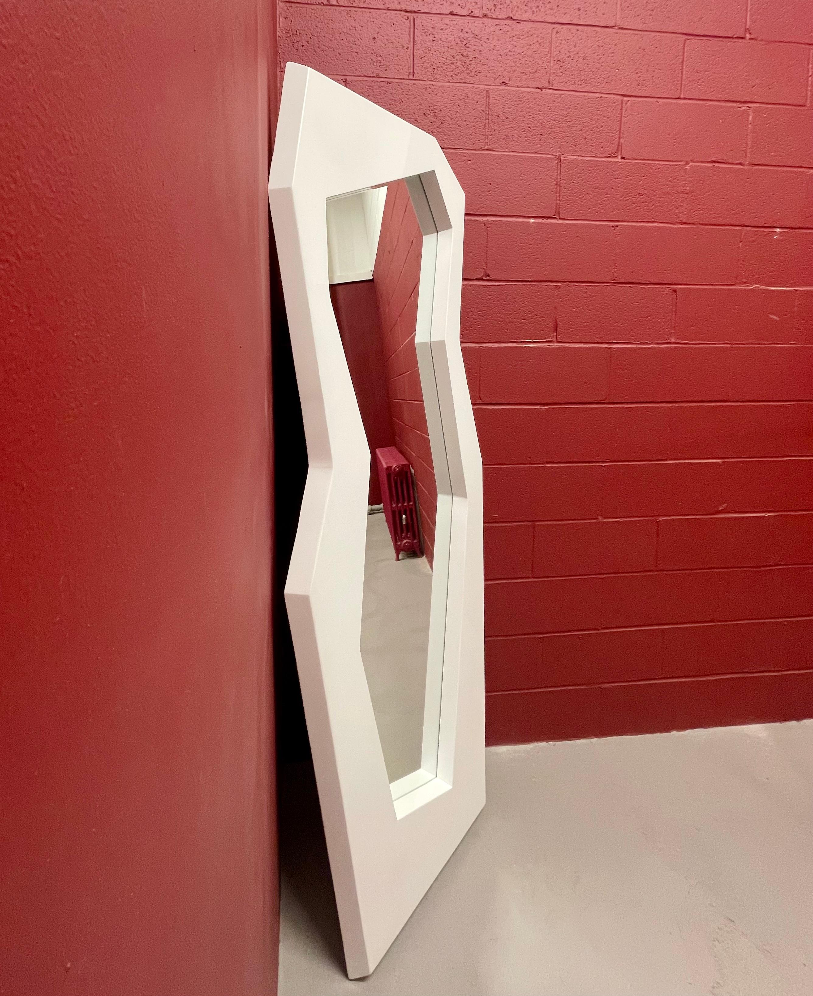 Francese Specchio scultoreo a tutta lunghezza in vendita