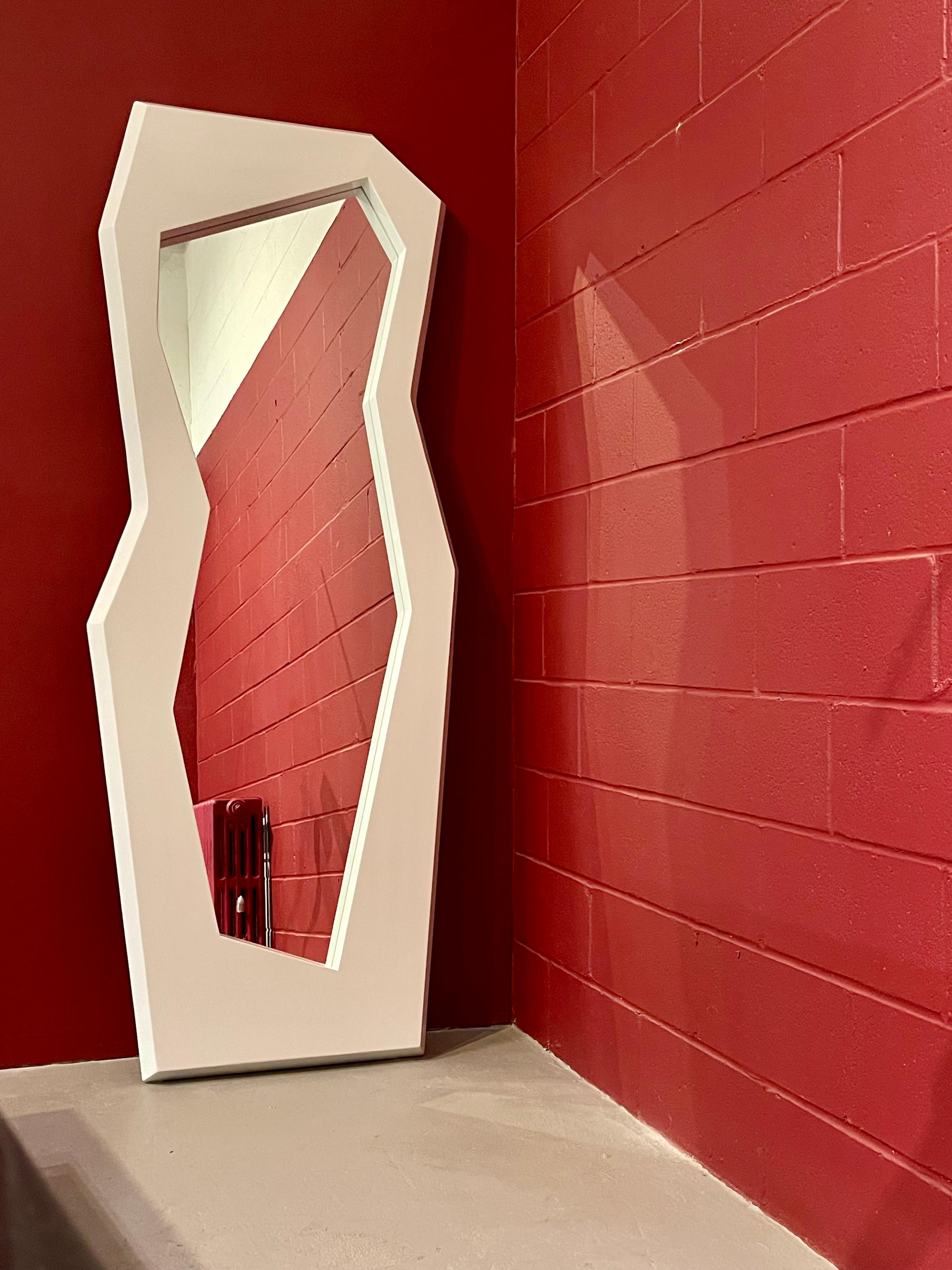 Laccato Specchio scultoreo a tutta lunghezza in vendita