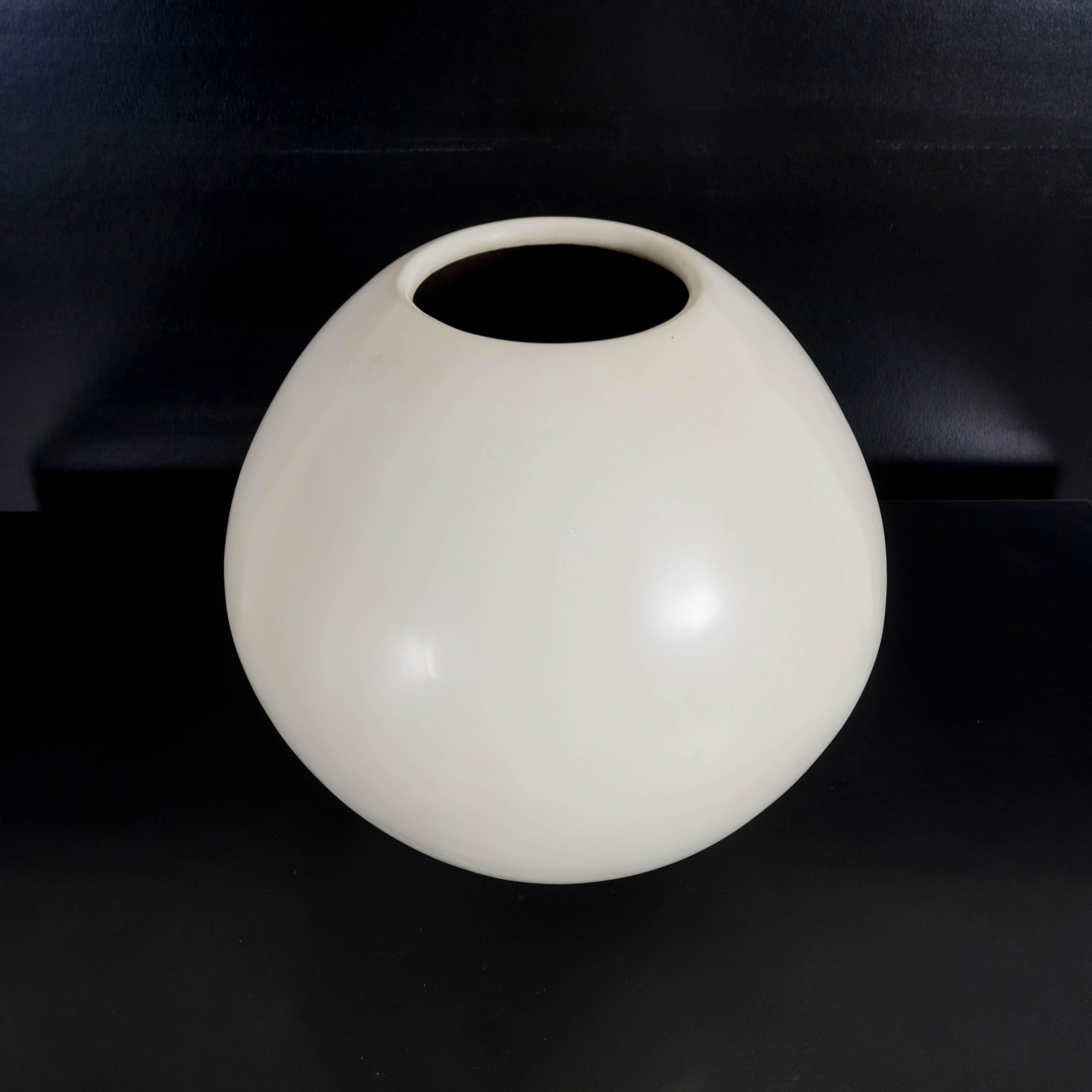 Minimalist Full Moon Jar in Black Lacquer by Robert Kuo, Limited Edition For Sale