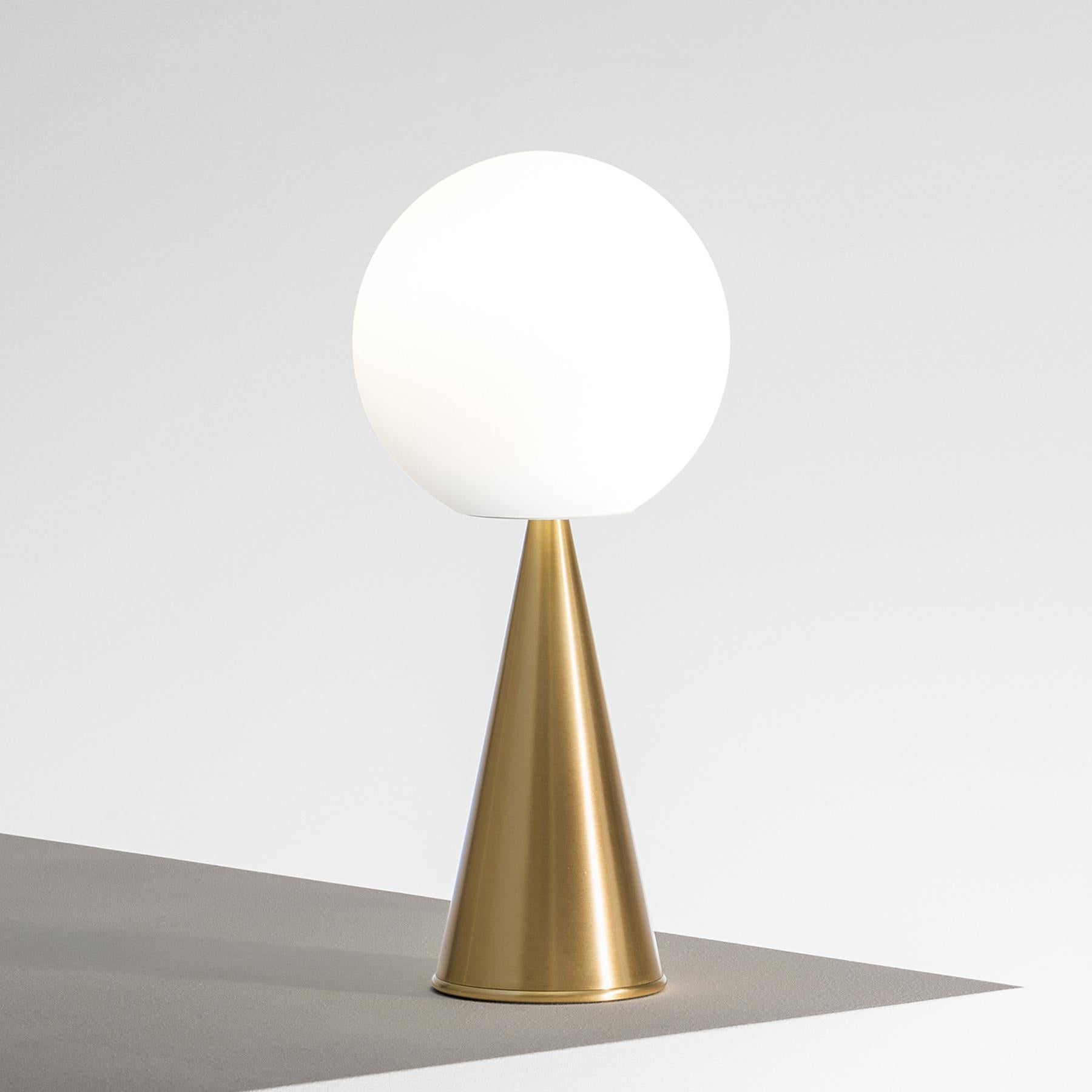 Table lamp full moon with metal base in brass finish
and with white glass full moon shade. 1 bulb, lamp holder
type E14, max 46 watt. Or led bulb type E14, max 6 watt.
Bulb not included.
Also available with metal base in nickel finish.