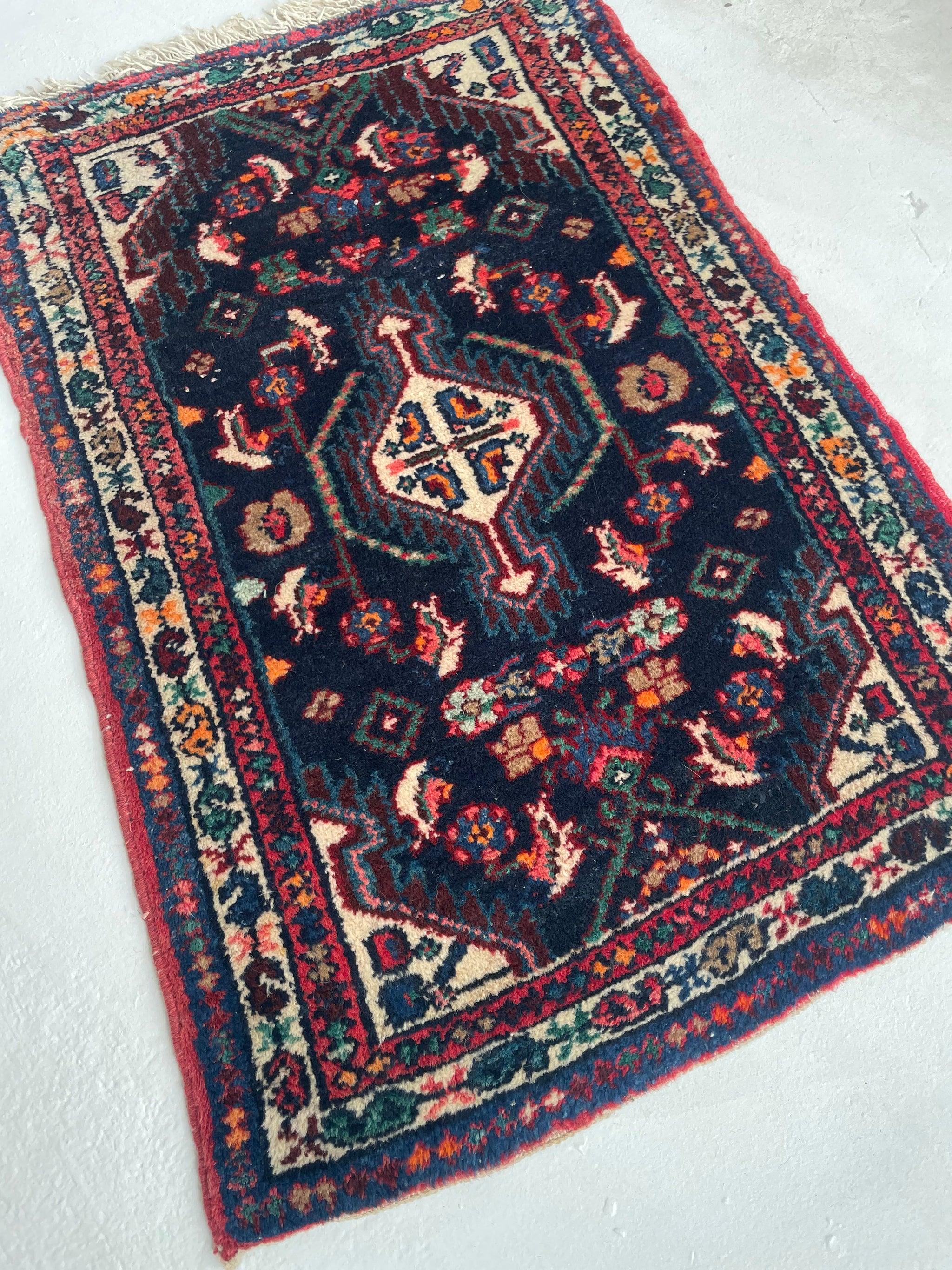 Alfombra tribal vintage azul marino de pelo entero, c. 1950 Tribal en venta