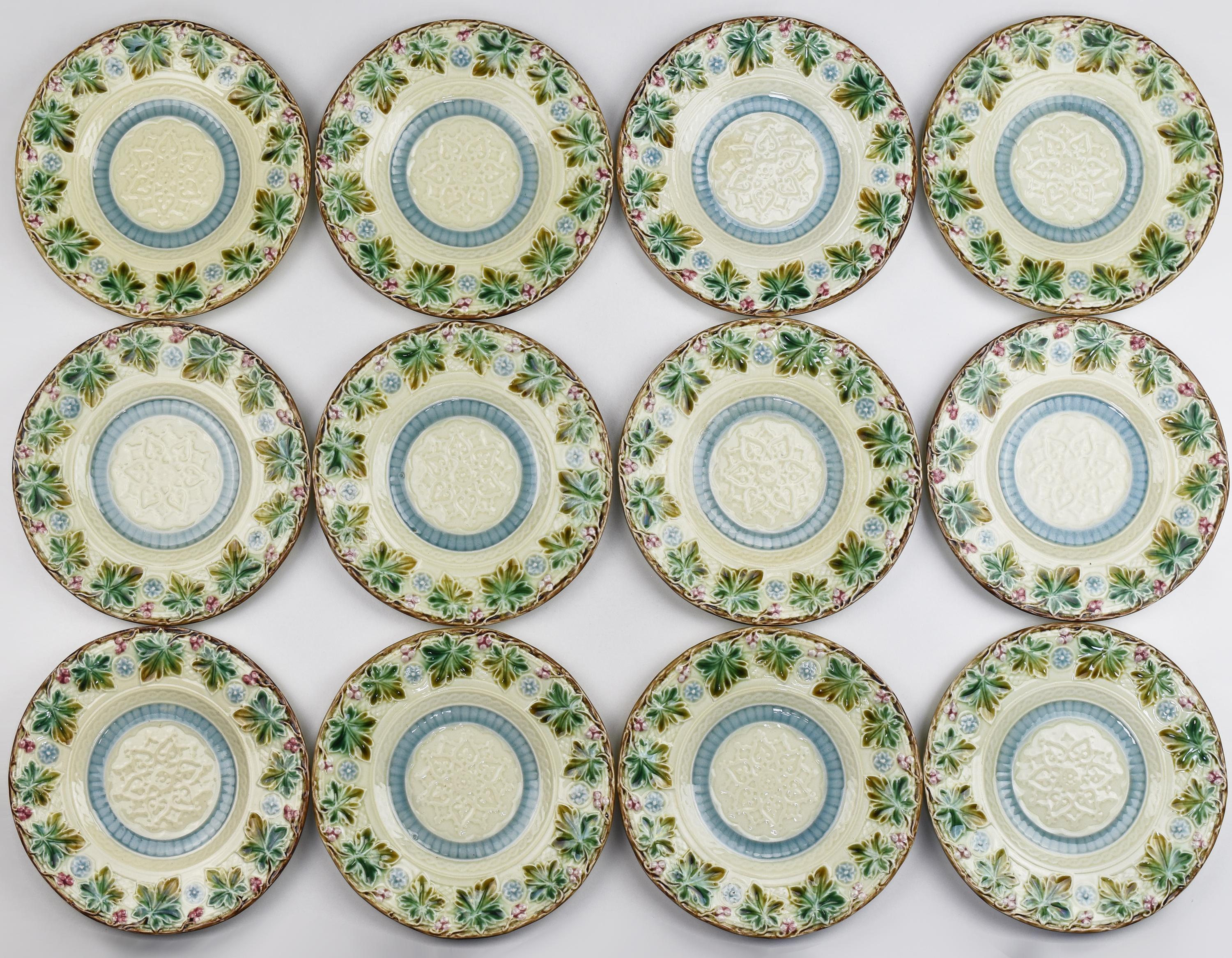 Antique Art Nouveau full set of 12 side dishes / dessert majolica plates by sarreguemines decorated with a wild wine leaves and grapes pattern in fantastic condition.

All pieces are unmarked but definitely made by Sarreguemines probably for