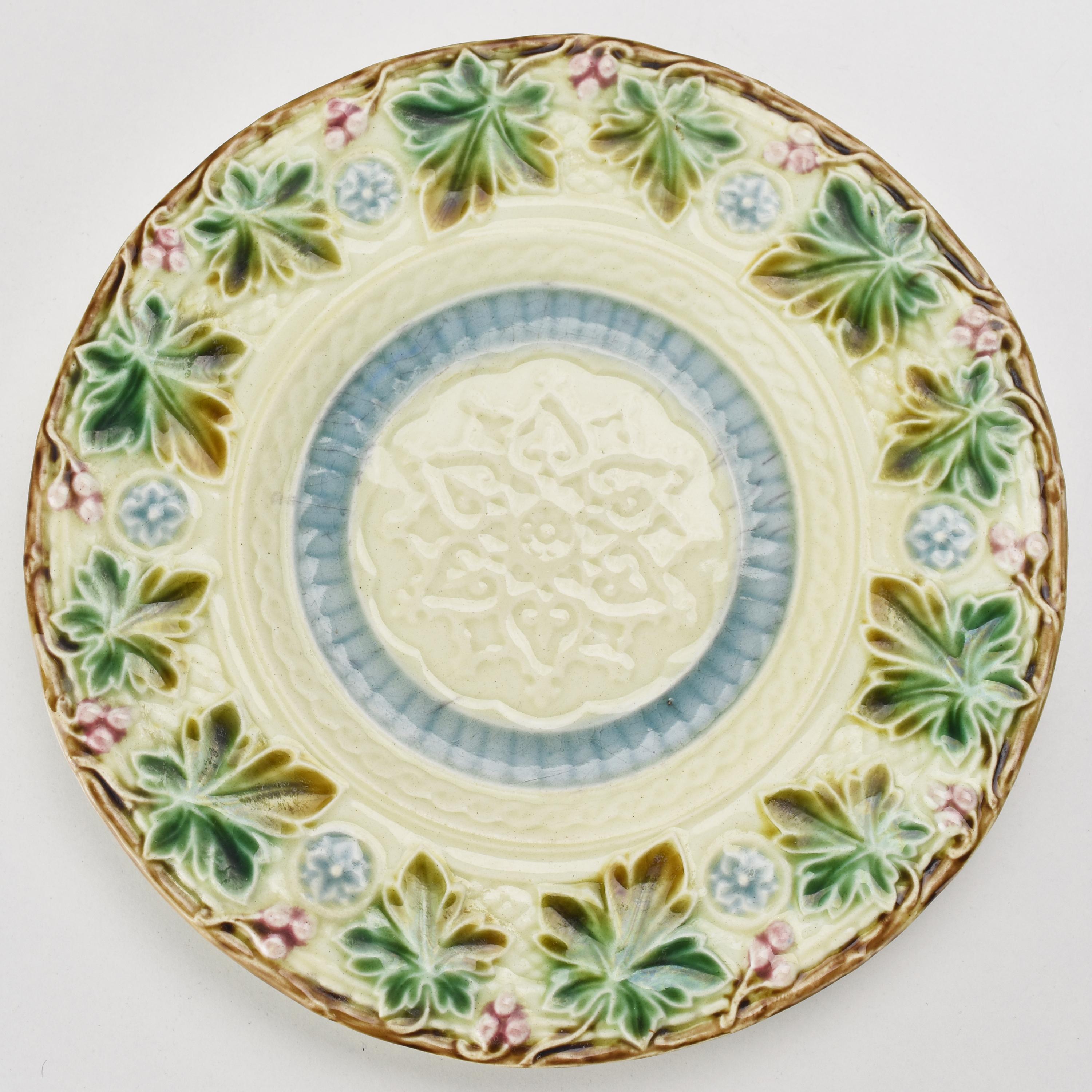 Français Ensemble complet de 12 assiettes à dessert Majolica Art Nouveau de Sarreguemines en vente