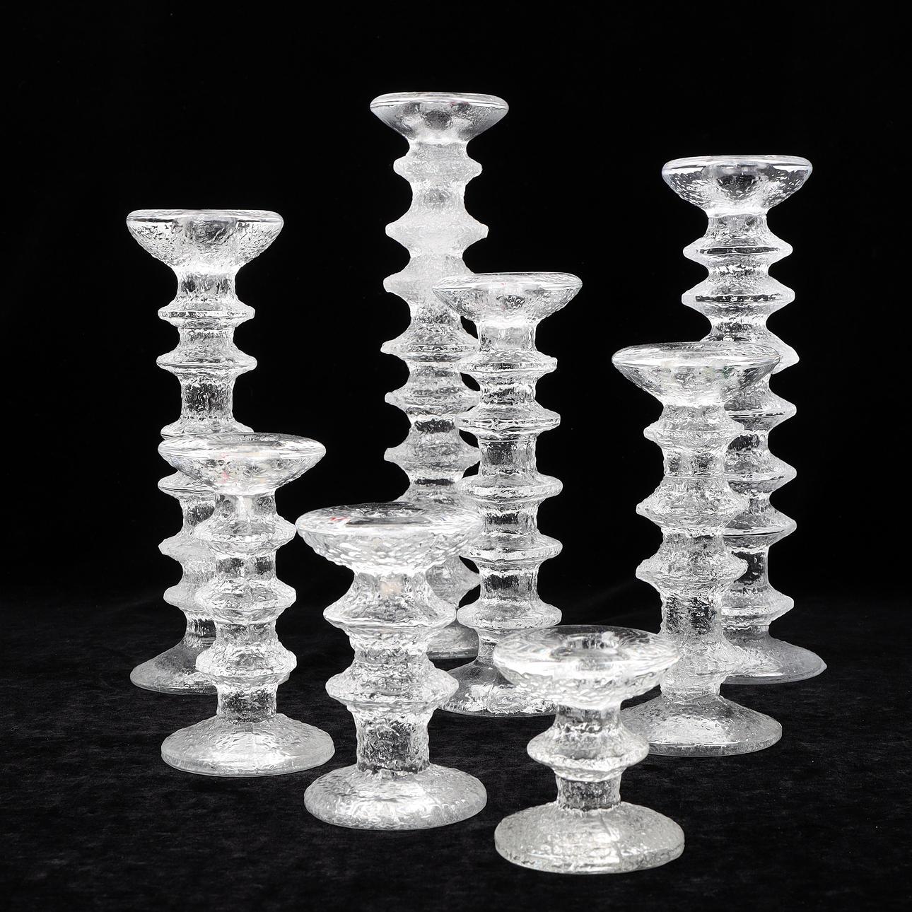 Festivo ist eine Serie von Kerzenhaltern aus Glas von Iittala, die bereits 1966 von Timo Sarpaneva entworfen wurde. Insgesamt wurden 8 verschiedene Höhen hergestellt, die je nach Geschmack kombiniert werden können. Die Kerzenständer sind zu einem