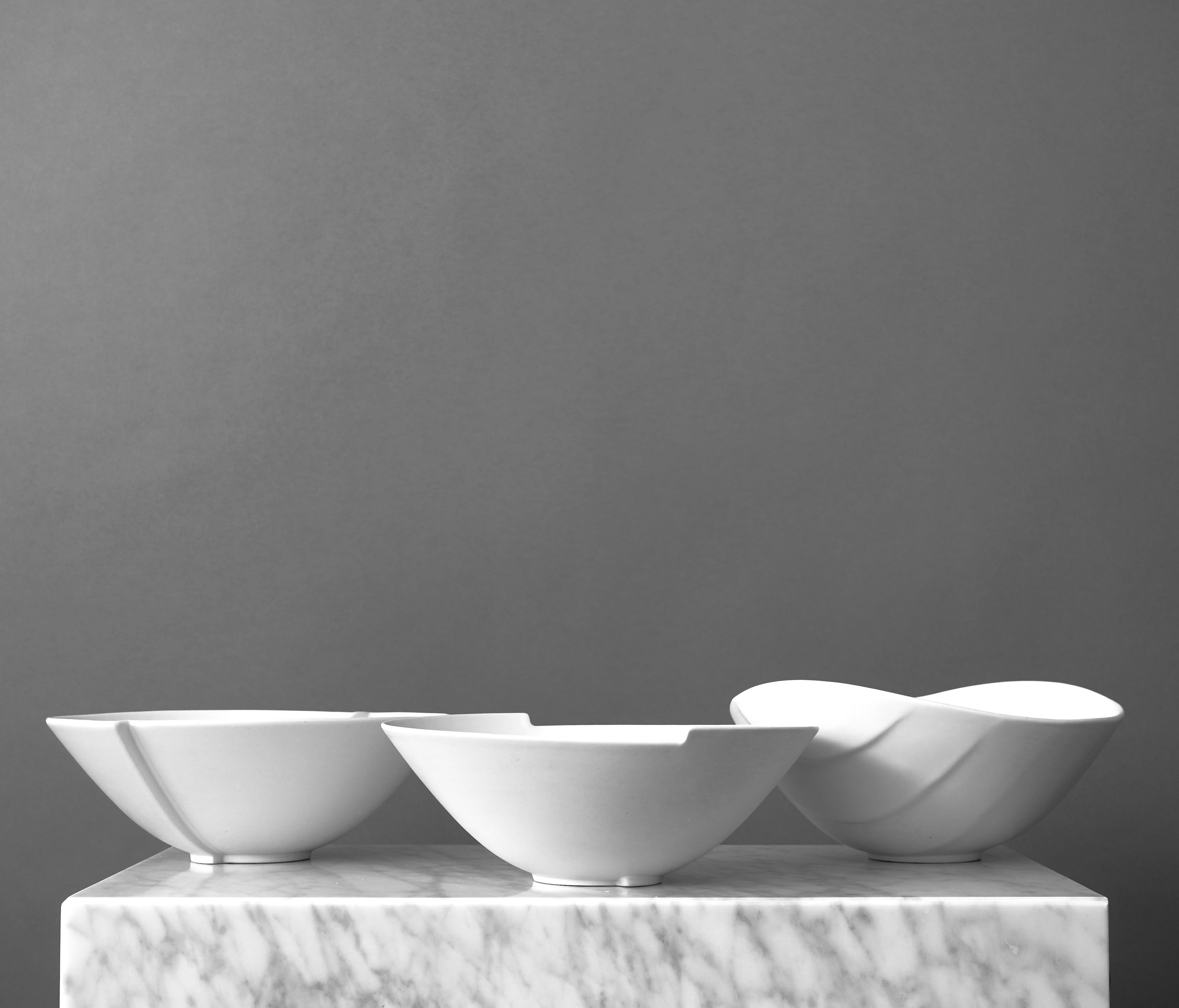 Trois superbes bols en grès 'Surrea' avec glaçure 'Carrara'. 
Fabriqué par Wilhelm Kåge au Studio Gustavsberg en Suède, dans les années 1950. 

Excellent état. 
Estampillé 