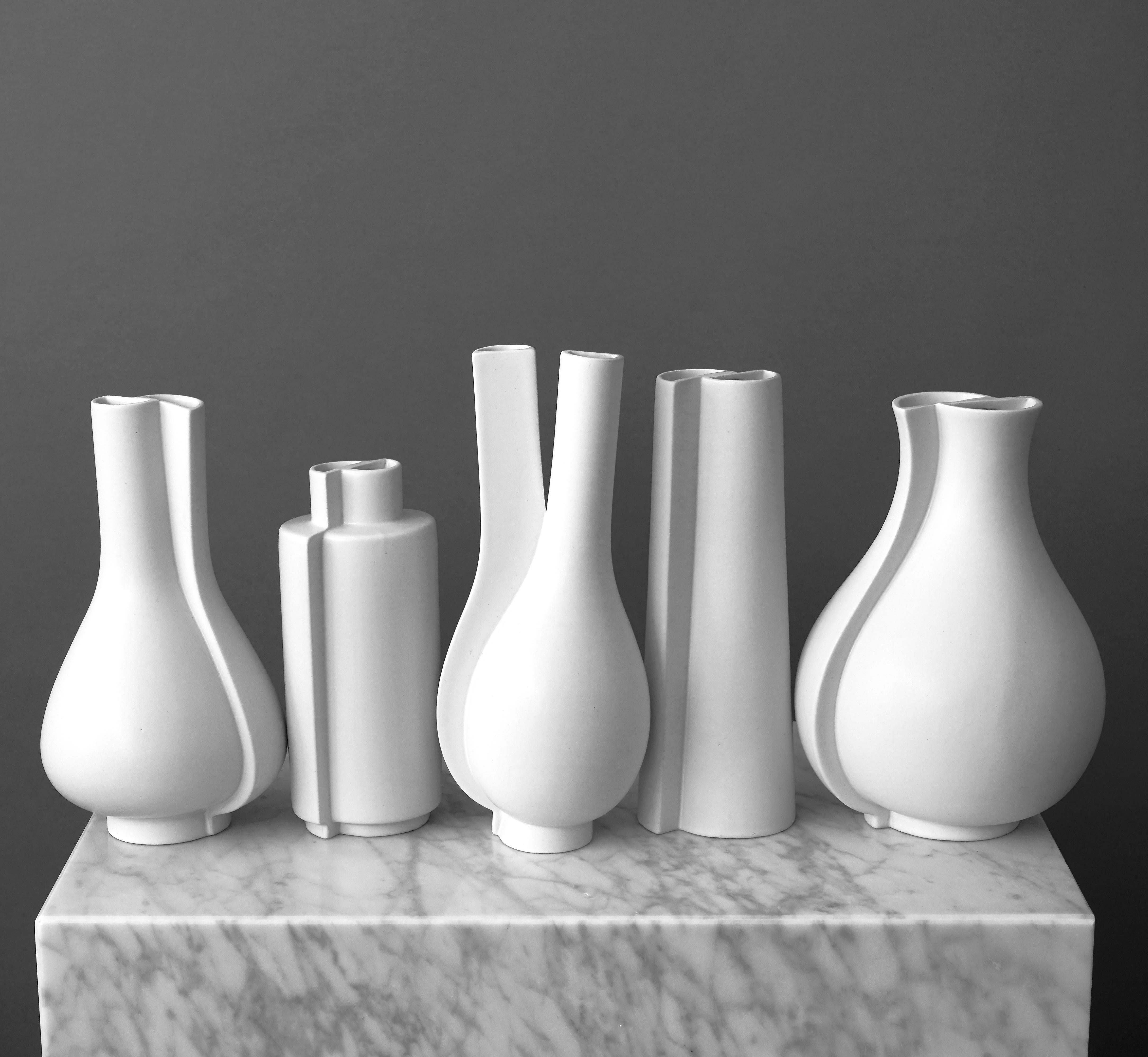 Cinq superbes vases en grès 'Surrea' avec émail 'Carrara'. 
Fabriqué par Wilhelm Kåge au Studio Gustavsberg en Suède, dans les années 1950. 

Excellent état. 
Estampillé 
