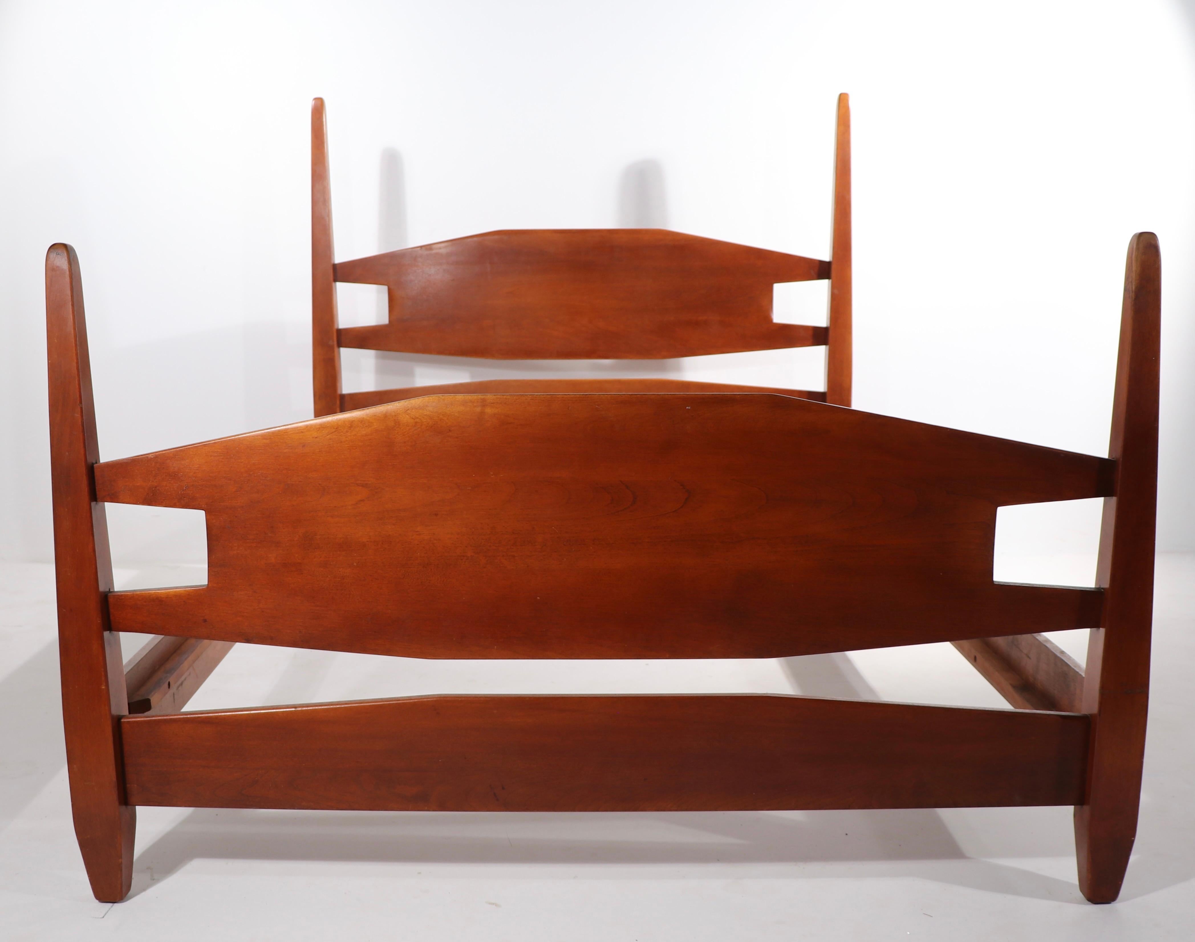 Cushman-Ahorn-Bett in Großformat, Herman DeVries zugeschrieben im Zustand „Gut“ im Angebot in New York, NY