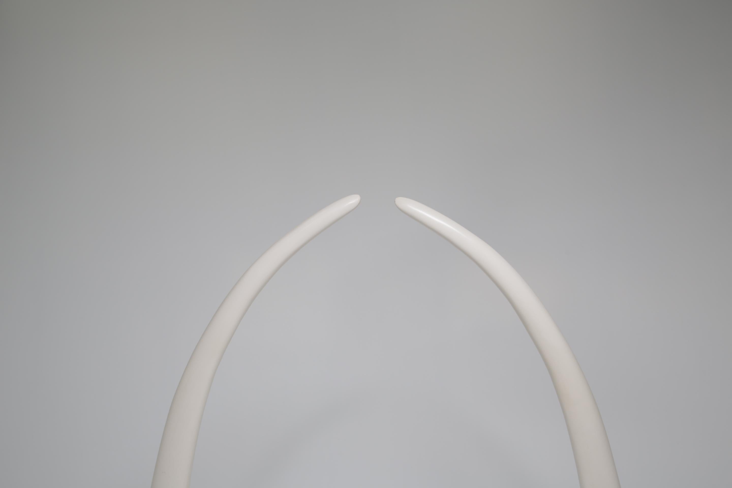 Full Size Faux Elfenbein Tusks montiert auf Messing Basen. im Angebot 5