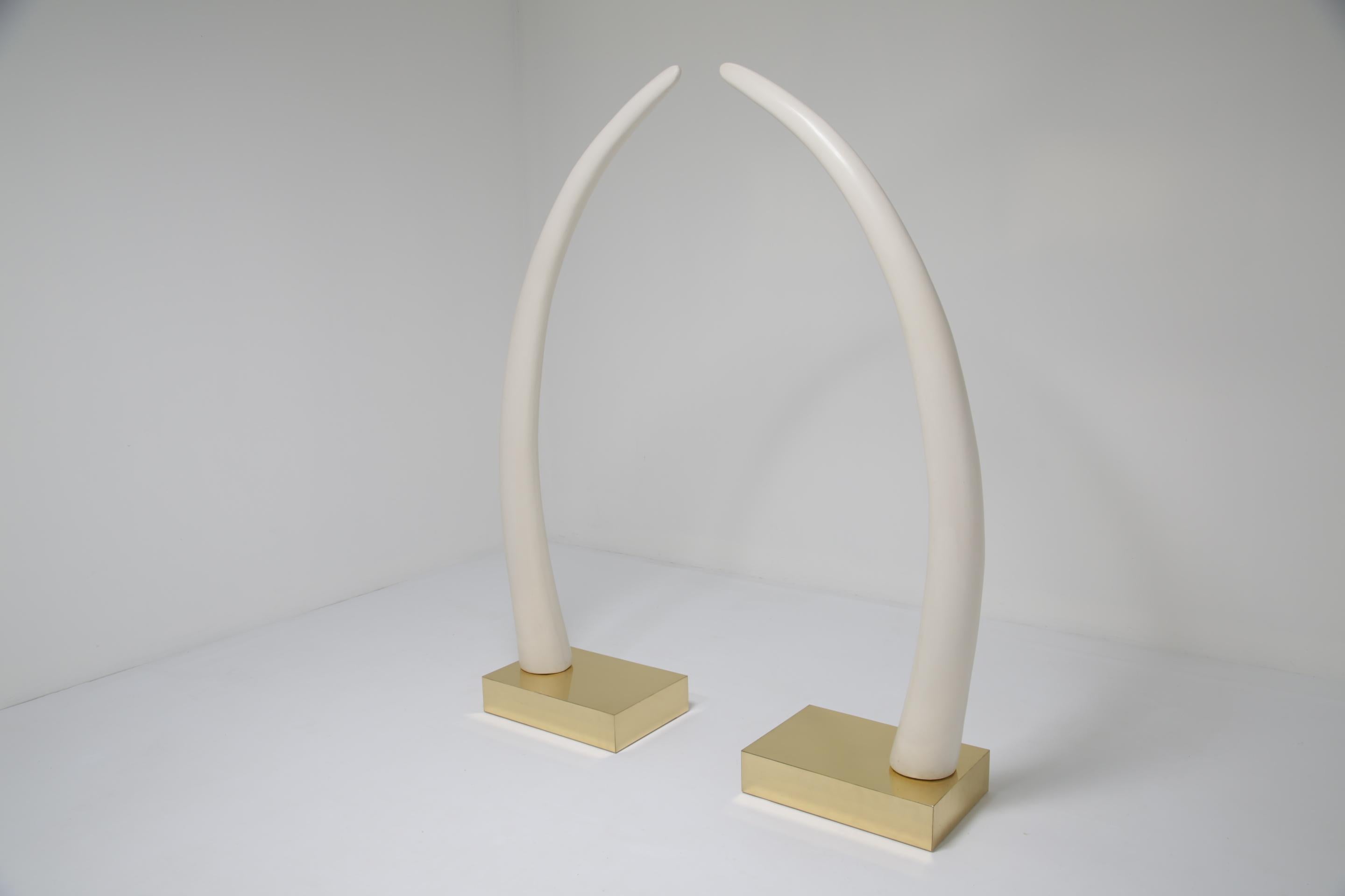 Full Size Faux Elfenbein Tusks montiert auf Messing Basen. im Angebot 6