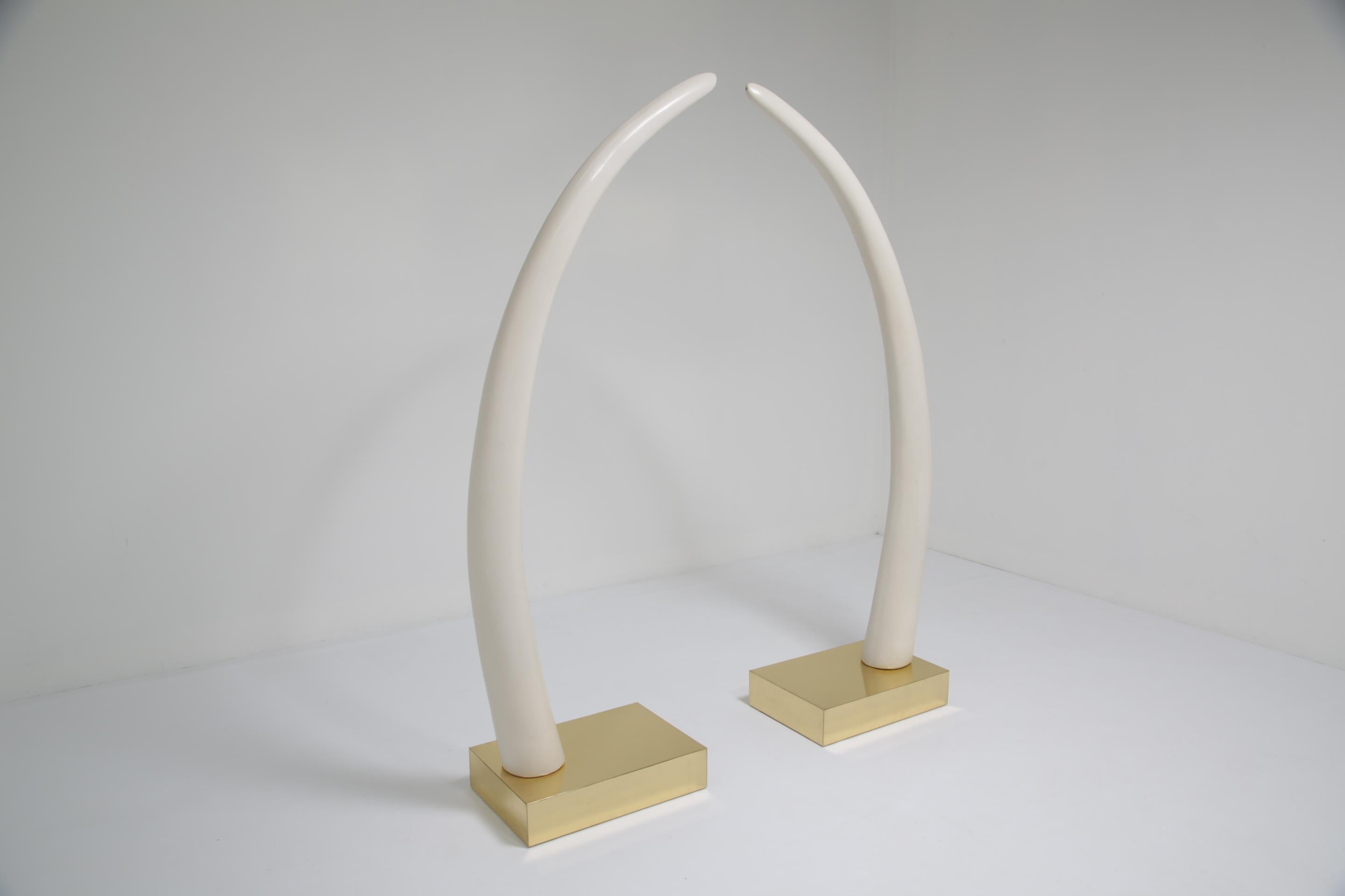 Full Size Faux Elfenbein Tusks montiert auf Messing Basen. im Angebot 7