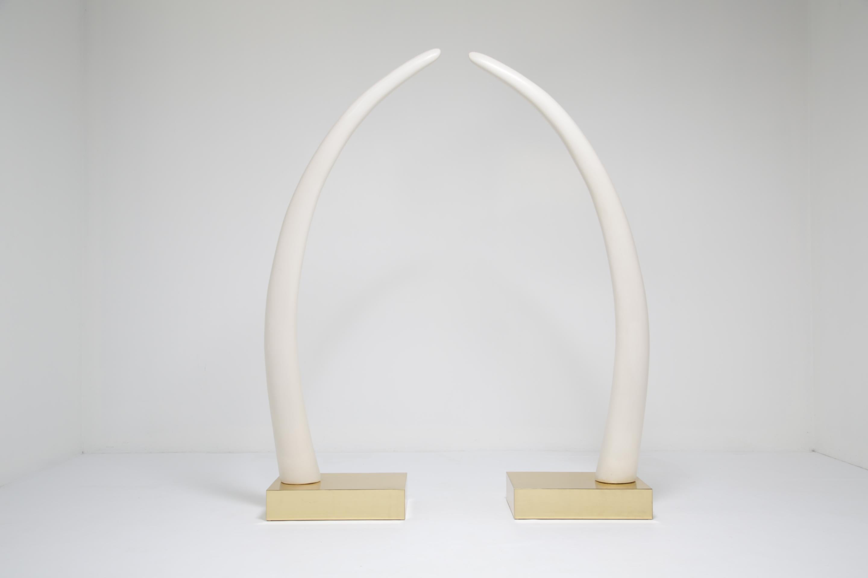 Full Size Faux Elfenbein Tusks montiert auf Messing Basen. (Hollywood Regency) im Angebot