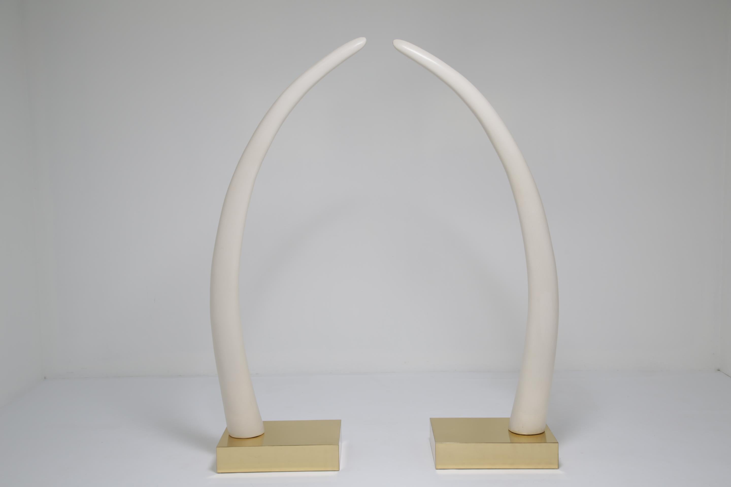 Full Size Faux Elfenbein Tusks montiert auf Messing Basen. (amerikanisch) im Angebot