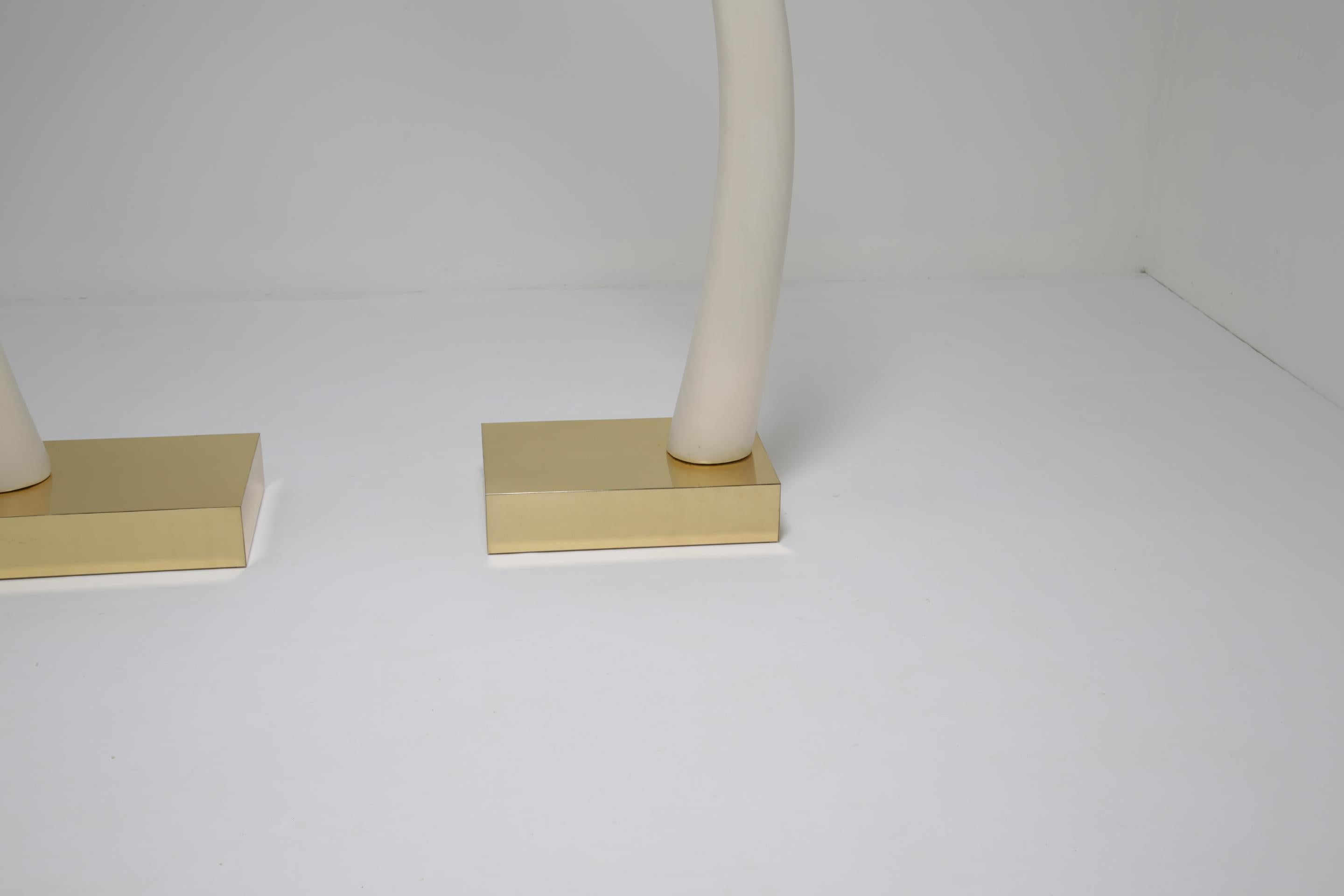 Full Size Faux Elfenbein Tusks montiert auf Messing Basen. im Zustand „Relativ gut“ im Angebot in Dublin 8, IE