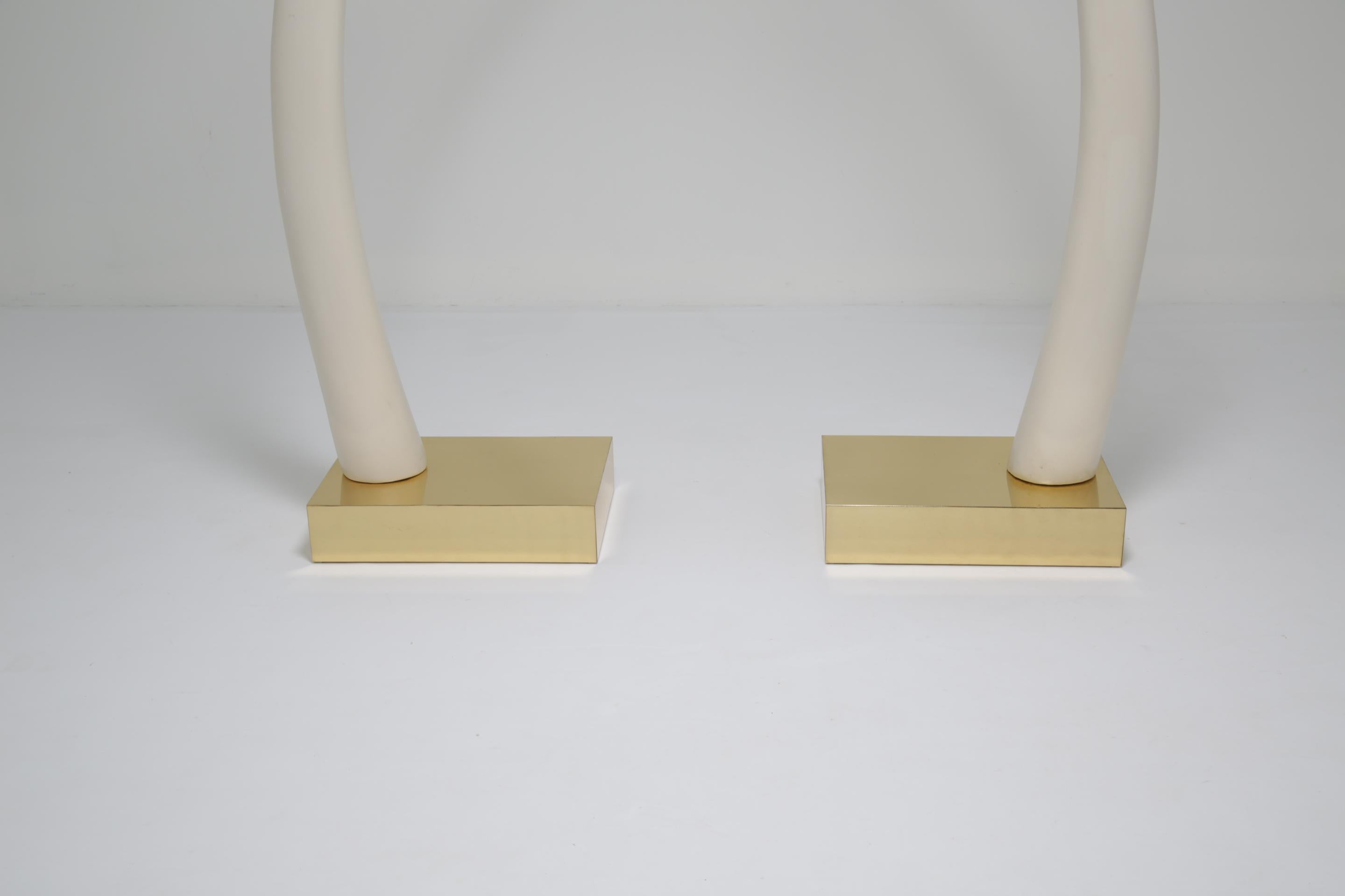 Full Size Faux Elfenbein Tusks montiert auf Messing Basen. (Ende des 20. Jahrhunderts) im Angebot