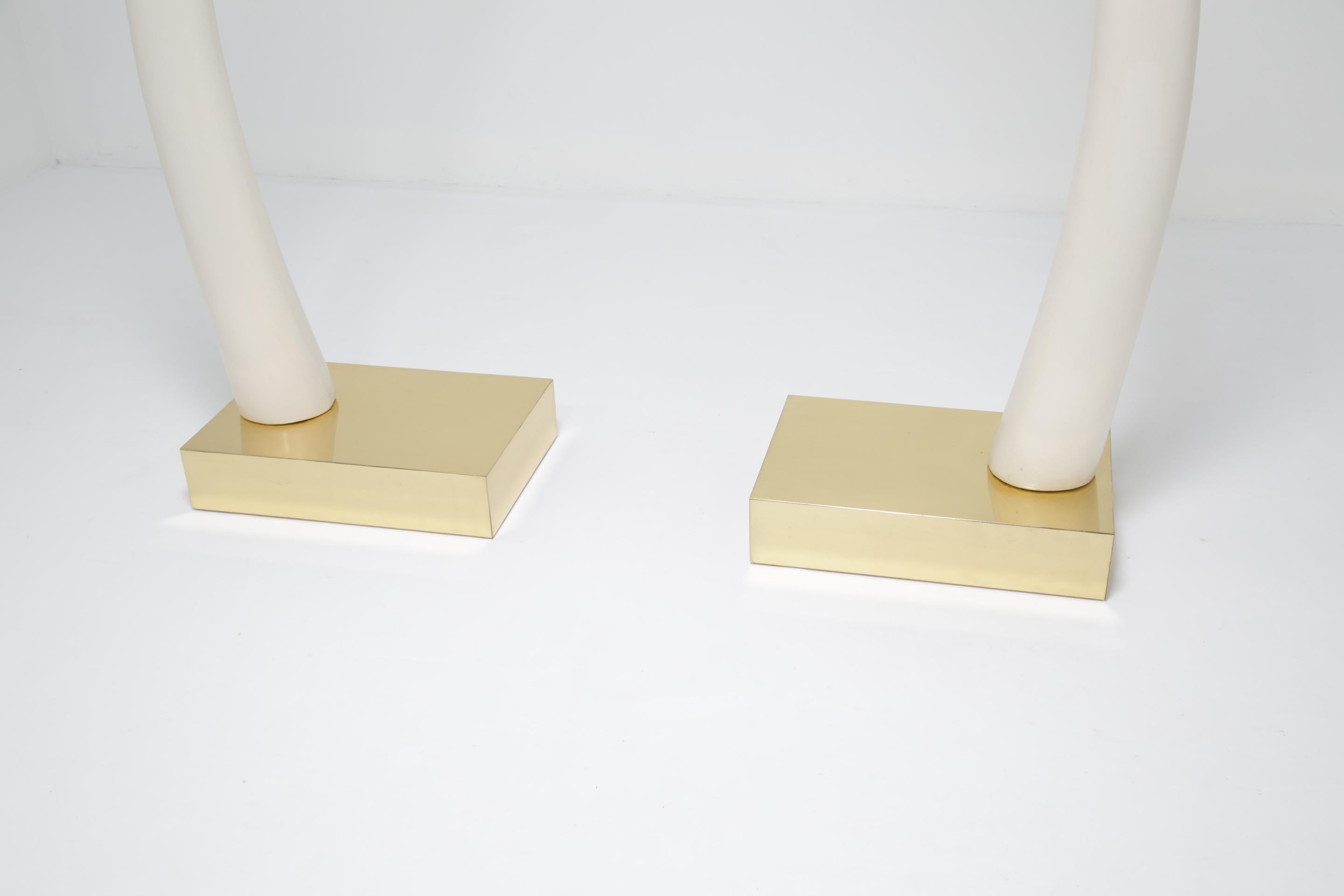Full Size Faux Elfenbein Tusks montiert auf Messing Basen. im Angebot 1