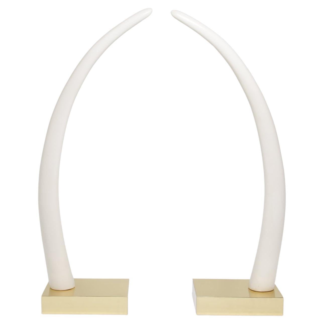 Full Size Faux Elfenbein Tusks montiert auf Messing Basen.