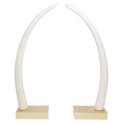 Full Size Faux Elfenbein Tusks montiert auf Messing Basen.