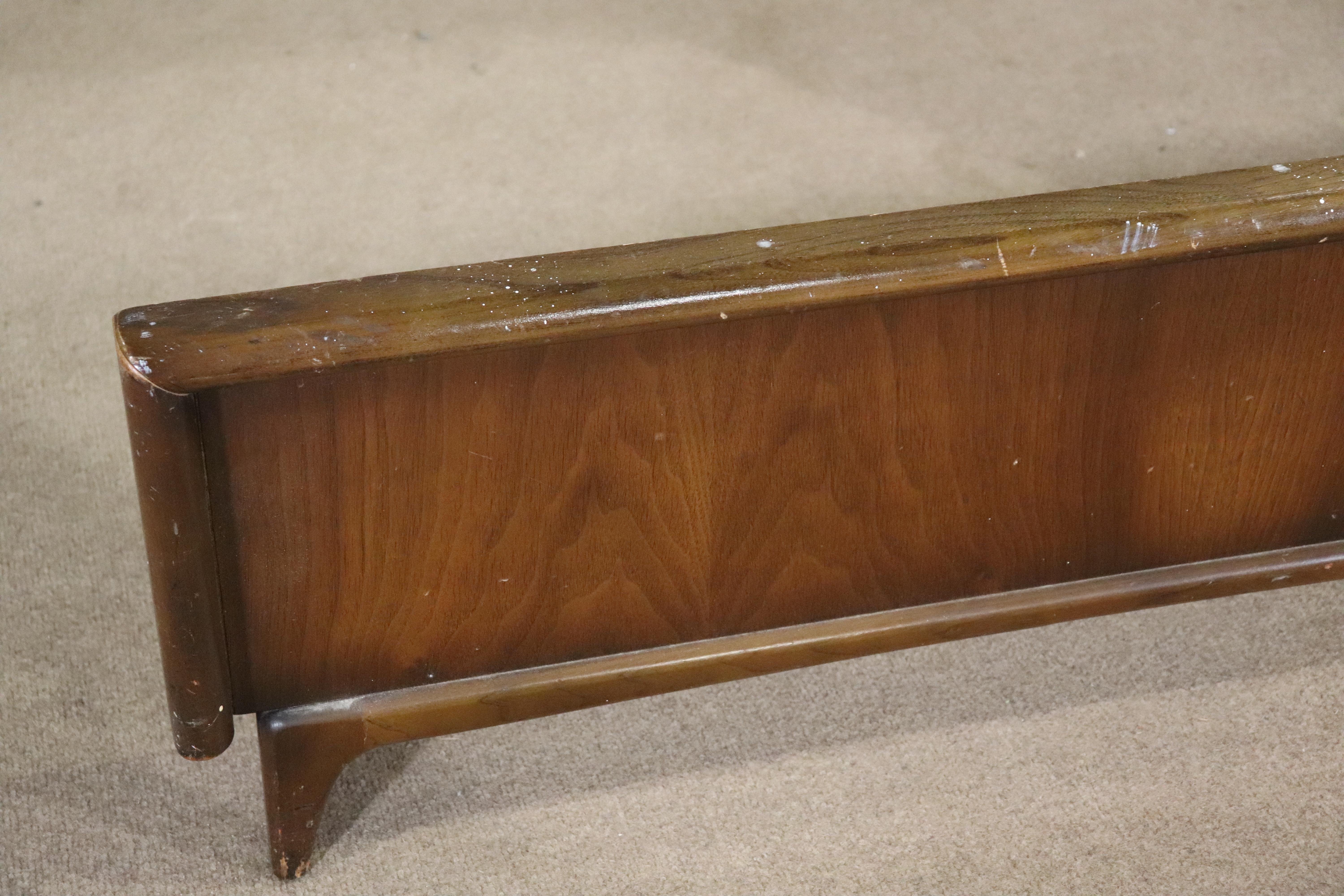 Full Size Mid-Century Diamond Bedframe In Good Condition For Sale In Brooklyn, NY