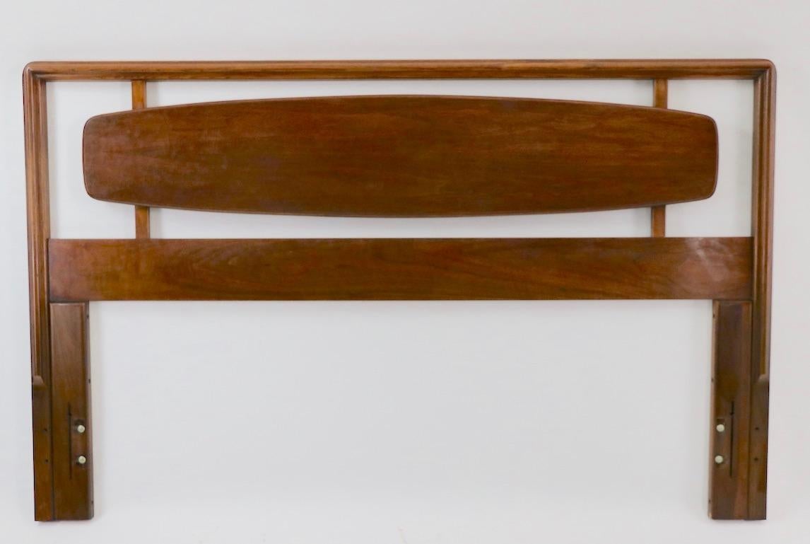 Stylish mid century architectural headboard, from the Rhythm collection, by Lane Furniture. The headboard features an elongated oval, surrounded by a solid walnut rail. Will accommodate a standard full size mattress.
Measures: Total W 59.5 x