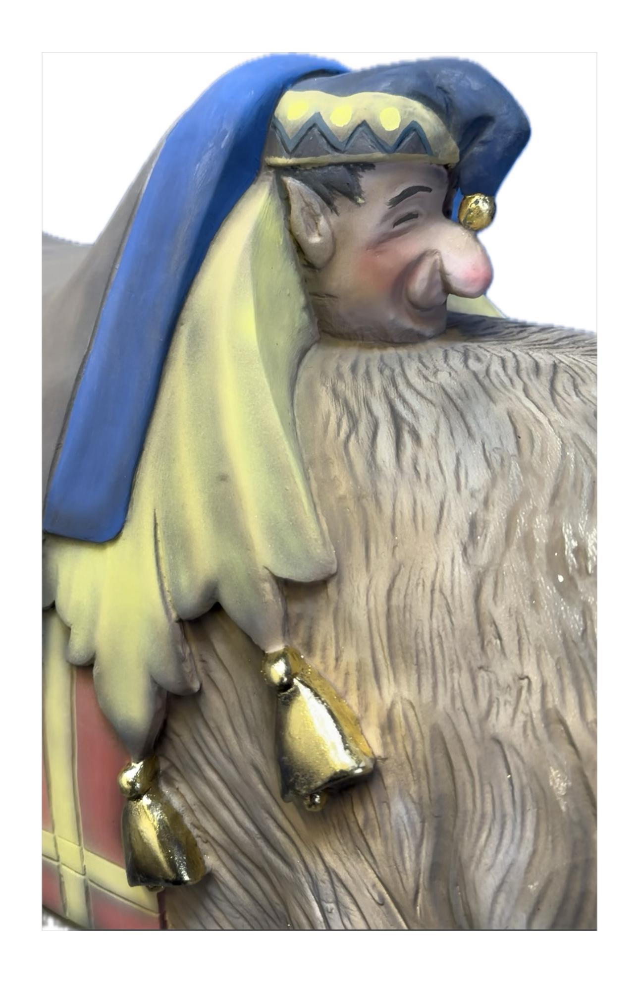 Chèvre de carrousel en bois de grande taille dans le style de Daniel Charles Muller.
Punchinello sculpté dans le dos de la selle.
Guignol était l'un des personnages les plus populaires du début du siècle, connu de la plupart des enfants.
A.I.C.