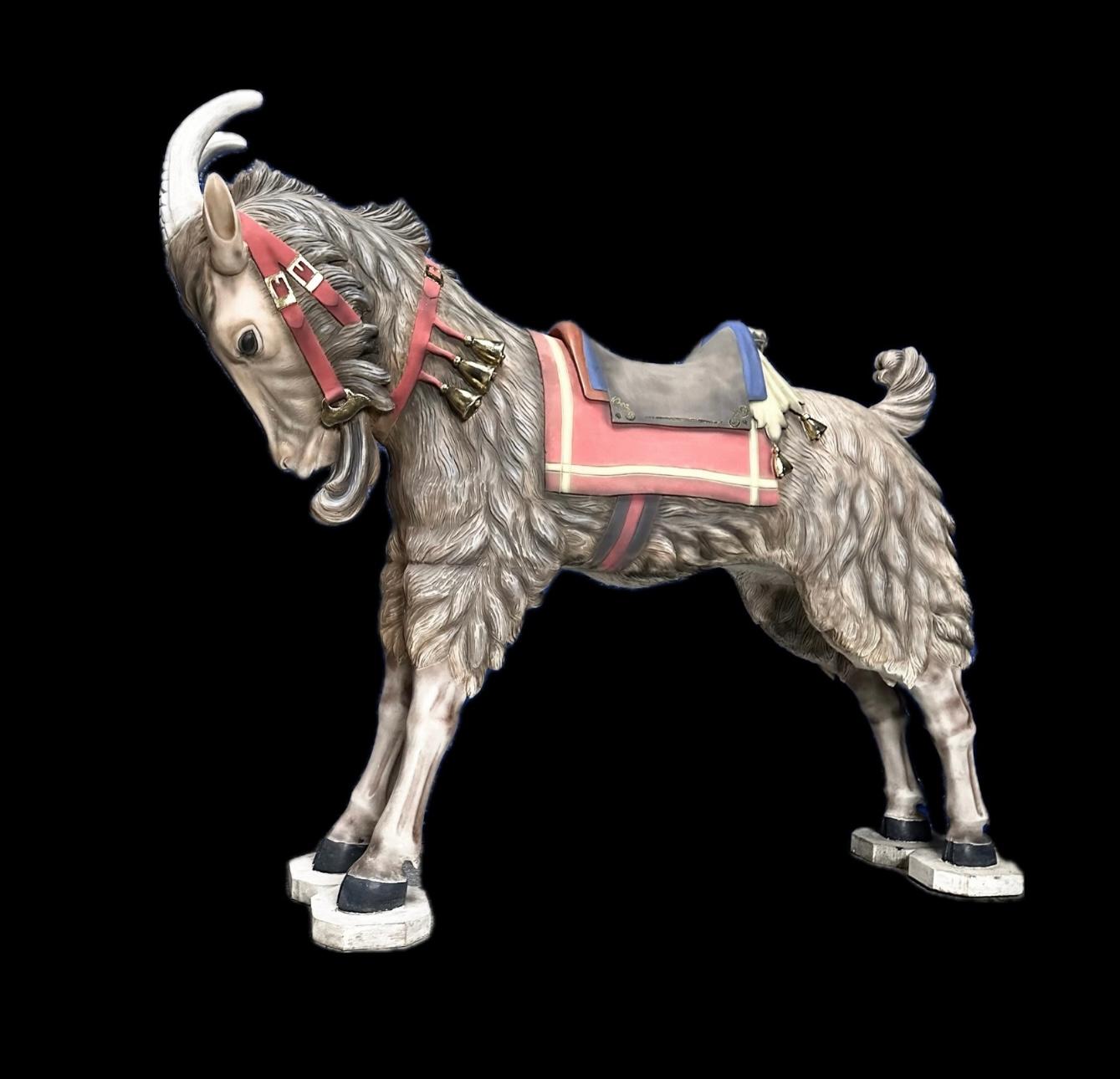 Sculpté à la main Chèvre de carrousel en bois. en vente