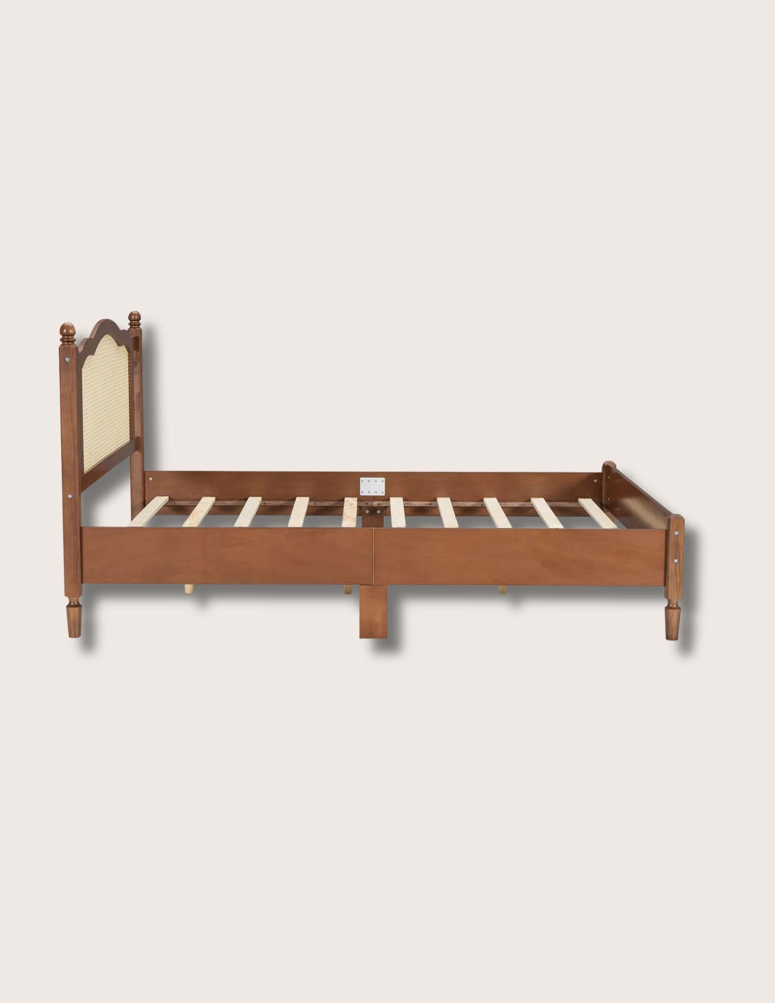 Americano Letto moderno in stile rustico a grandezza naturale con testiera in rattan in vendita