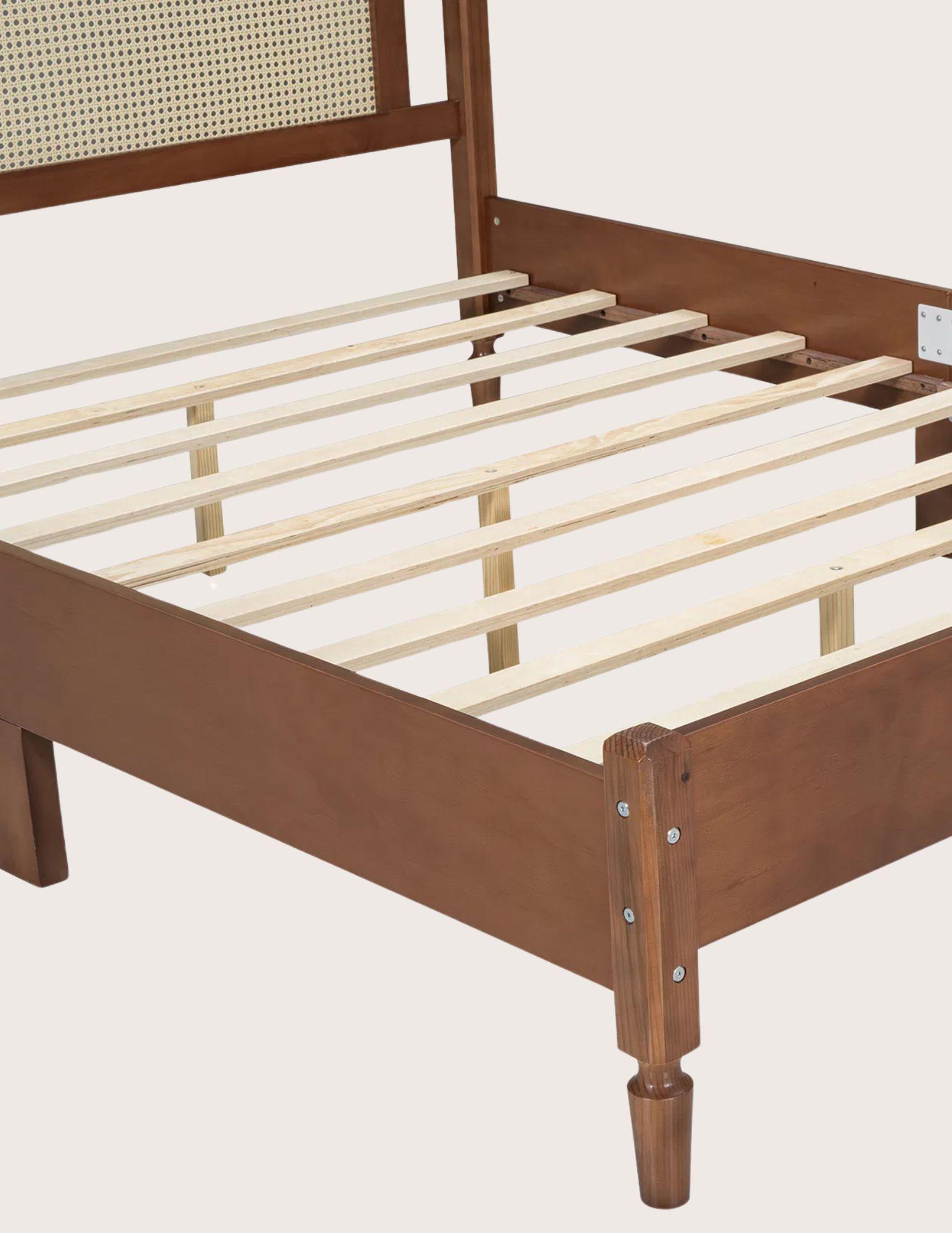 Fatto a mano Letto moderno in stile rustico a grandezza naturale con testiera in rattan in vendita