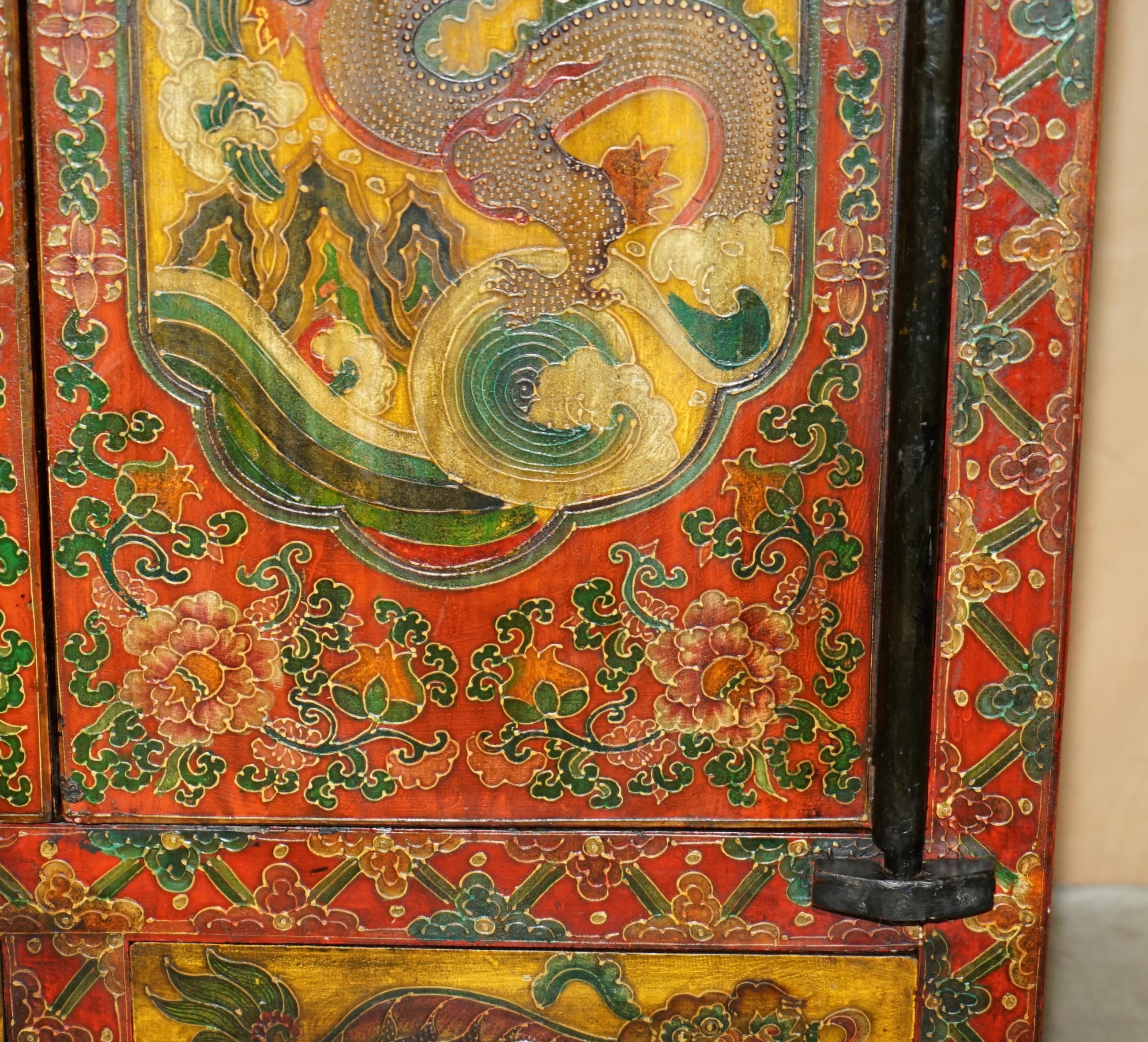 FULL SIZED ViNTAGE CHINESE RED DRAGONS PAINTED PAGODA TOP WARDROBE WITH DRAWERS For Sale 3