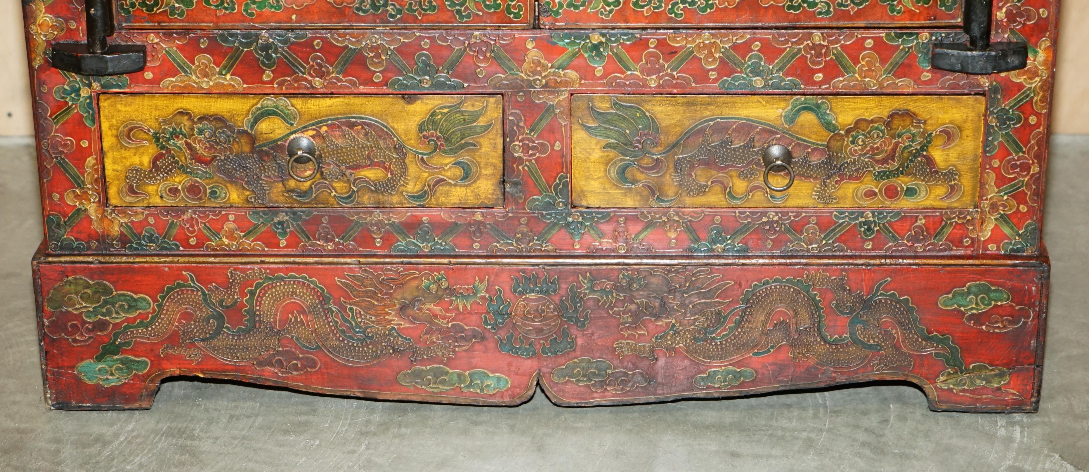 FULL SIZED ViNTAGE CHINESE RED DRAGONS PAINTED PAGODA TOP WARDROBE WITH DRAWERS For Sale 4