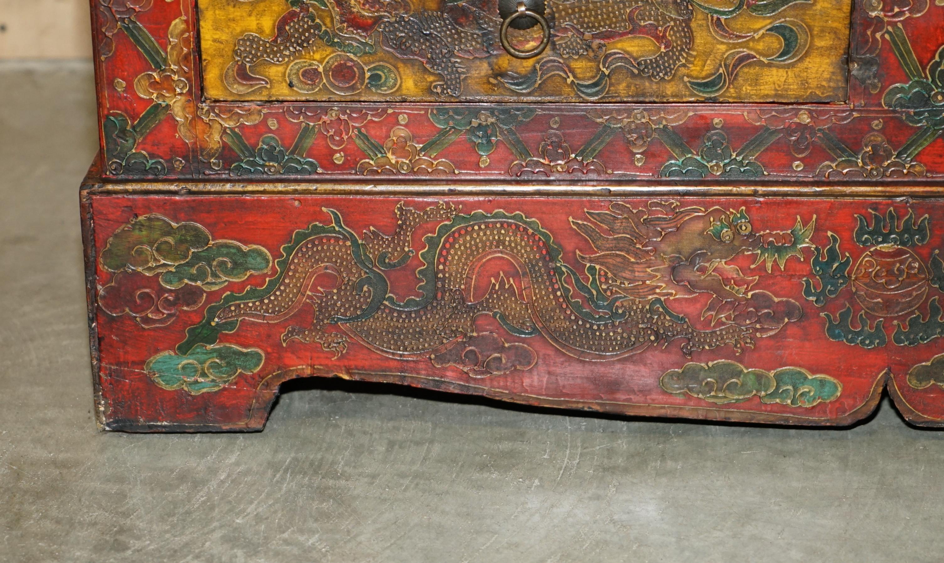 FULL SIZED ViNTAGE CHINESE RED DRAGONS PAINTED PAGODA TOP WARDROBE WITH DRAWERS For Sale 6