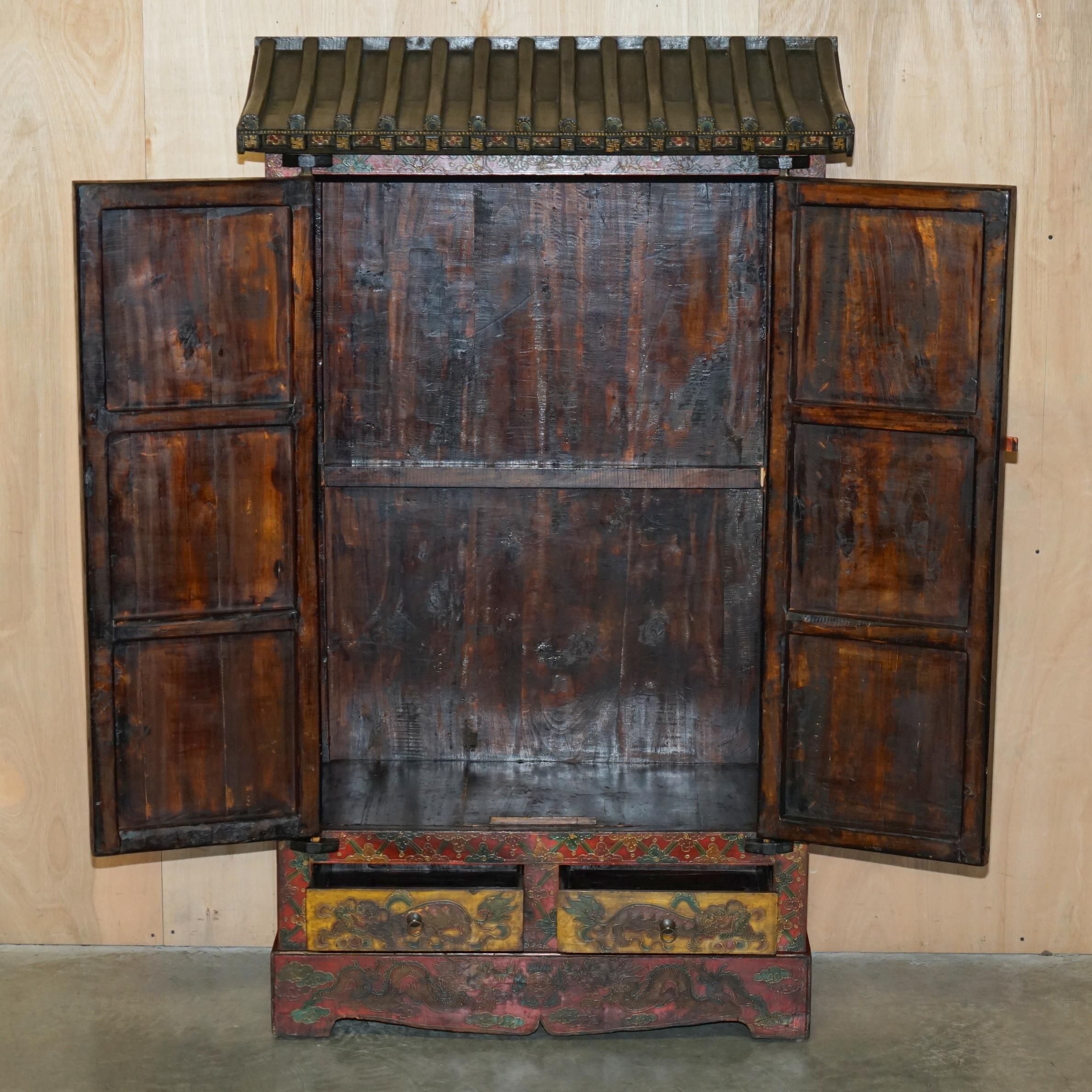 FULL SIZED ViNTAGE CHINESE RED DRAGONS PAINTED PAGODA TOP WARDROBE WITH DRAWERS For Sale 11