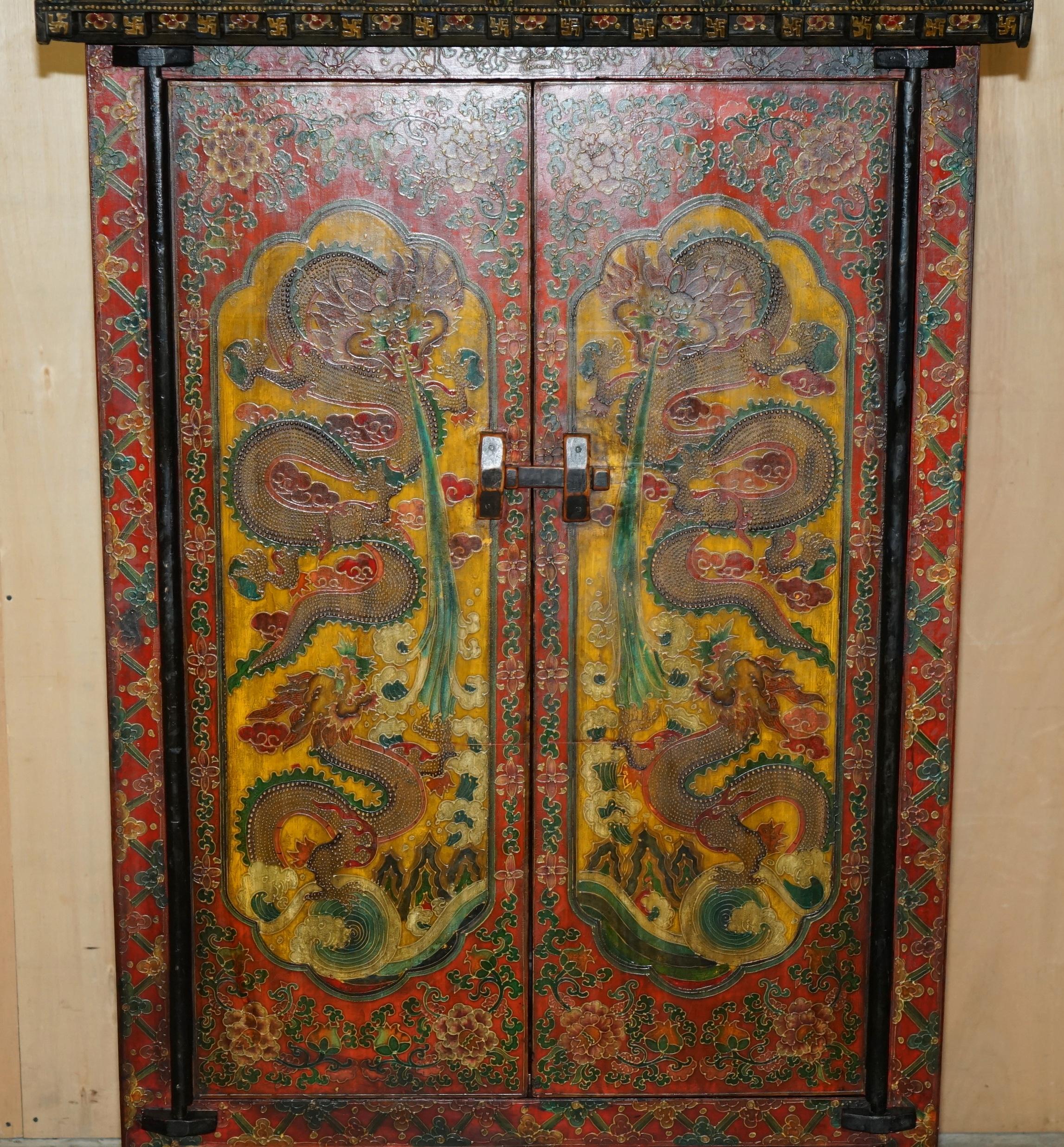 Chinese FULL SIZED ViNTAGE CHINESE RED DRAGONS PAINTED PAGODA TOP WARDROBE WITH DRAWERS For Sale