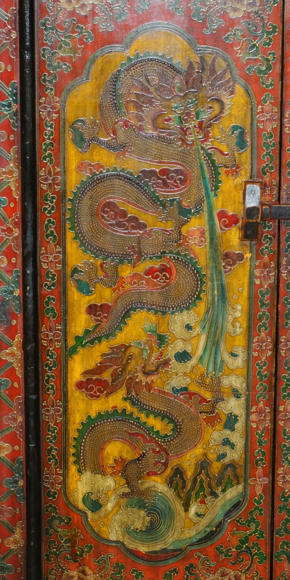 20th Century FULL SIZED ViNTAGE CHINESE RED DRAGONS PAINTED PAGODA TOP WARDROBE WITH DRAWERS For Sale