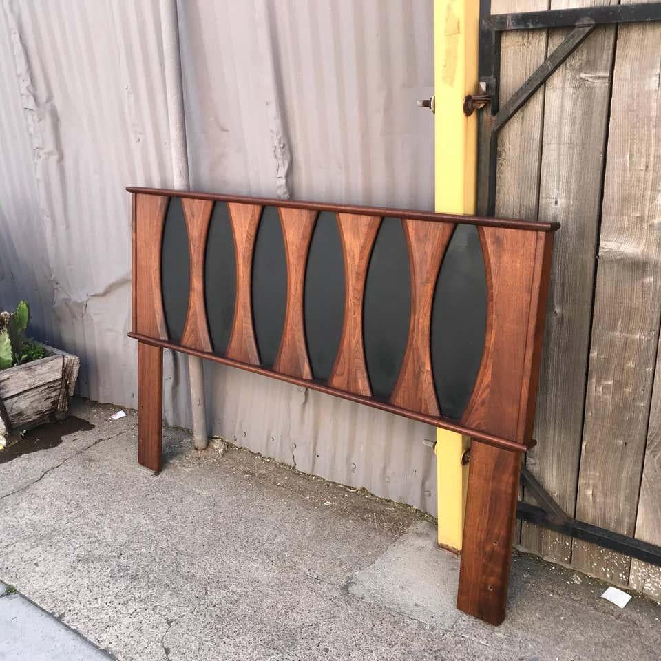 1960s full size walnut wood headboard with faux leather black Naugahyde panel inserts.
Attributed to the style of John Kapel & Robert Baron for Glenn of CA, USA. No maker label is apparent.
Made by Prelude.
Dimensions: 38 1/4