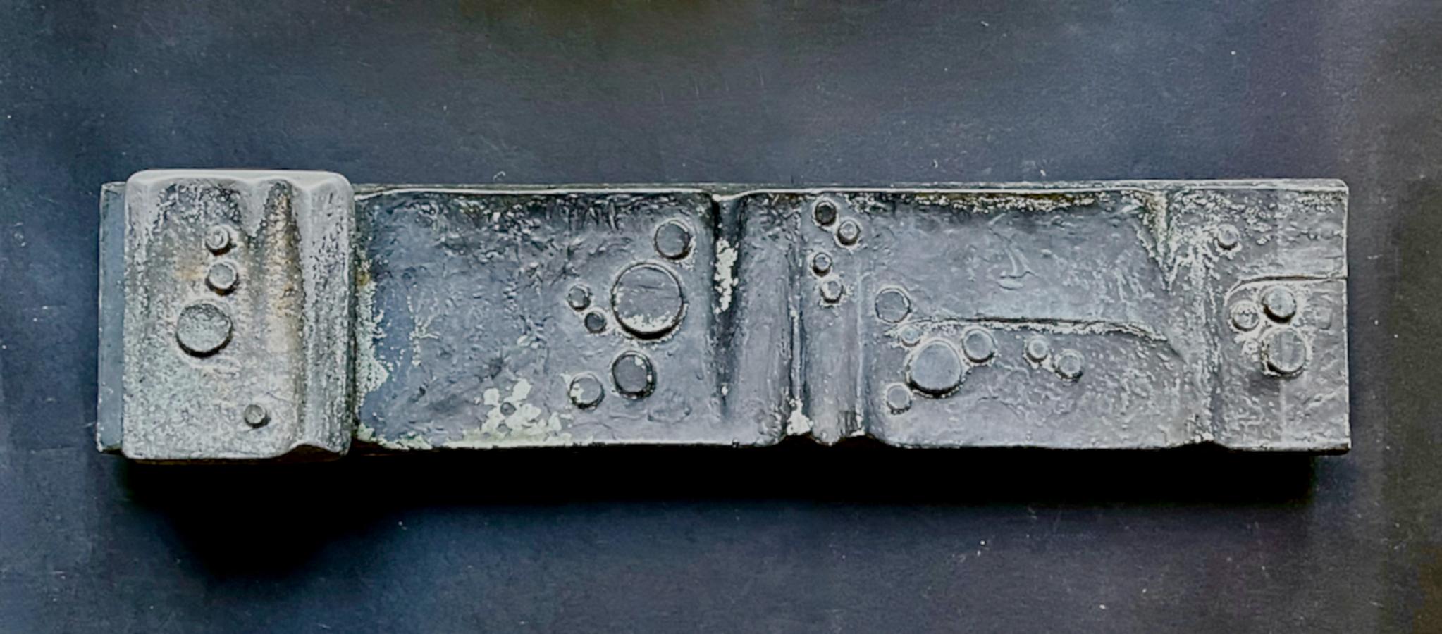 Grande poignée de porte en aluminium de style brutaliste, datant des années 1970. Trouvé en Allemagne.

La poignée se compose d'un panneau qui s'adapte à toute la largeur de la porte, avec une grande plaque de poussée et de traction surélevée à une
