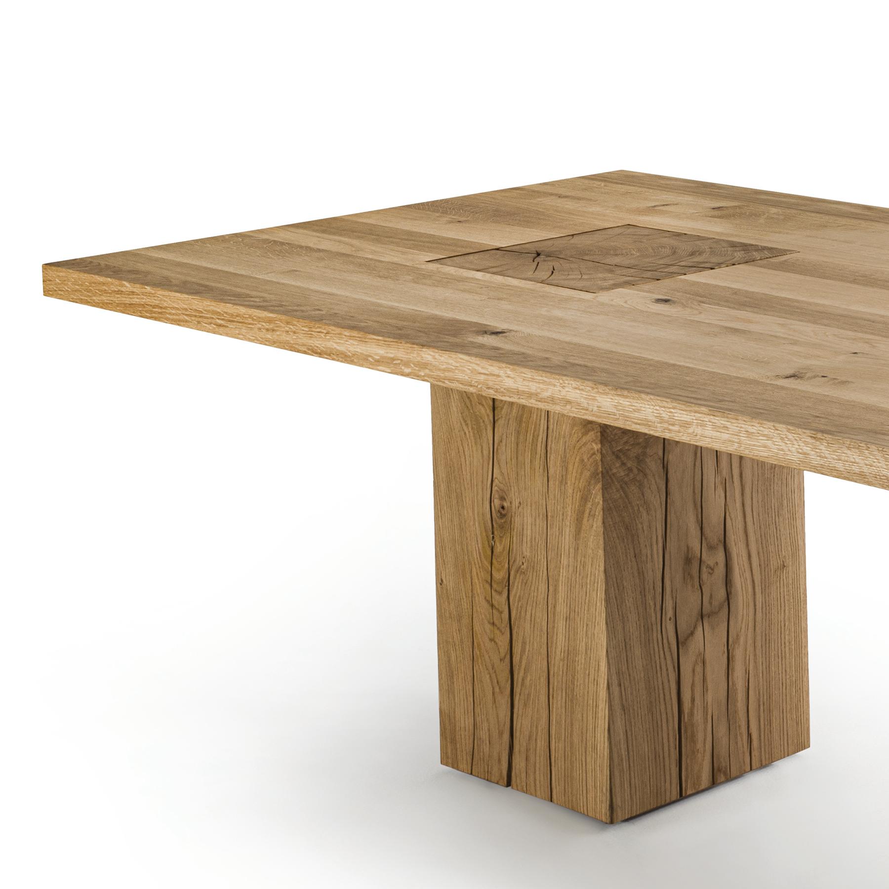 Table de salle à manger en chêne massif avec toute la structure en chêne massif 
bois avec nœuds, les 2 bases traversent la partie supérieure. 
Également disponible en noyer massif avec nœuds, sur demande,
y compris l'Up&Up.
Disponible en : 
L 240 x
