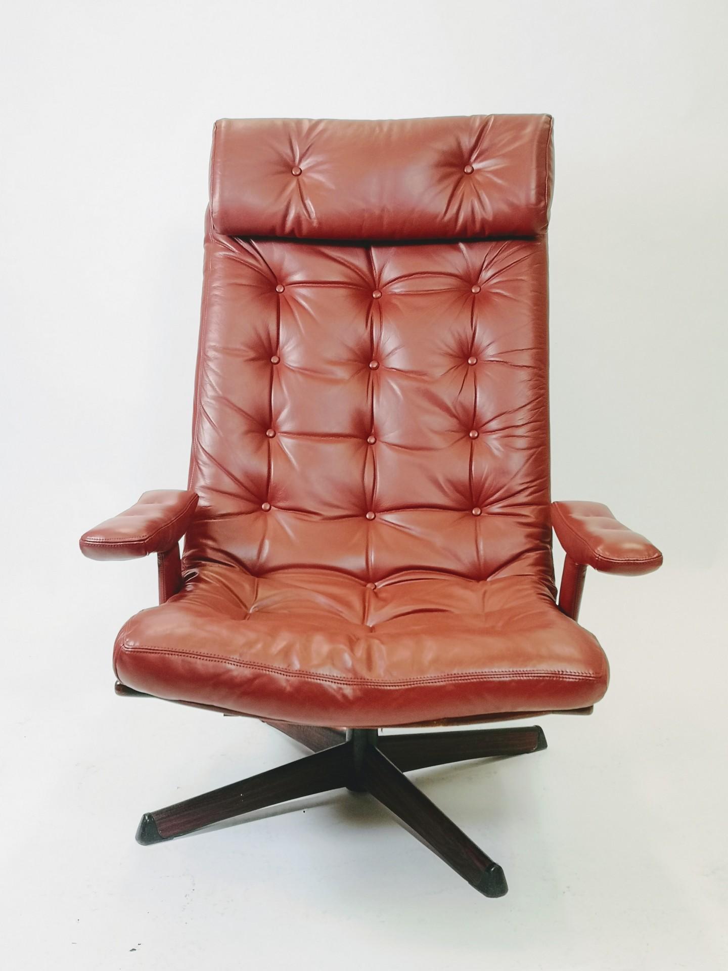 Scandinavian Modern Fully Restored Leather Swivel Lounge Chair by Göte Design, Nässjö, 1960s