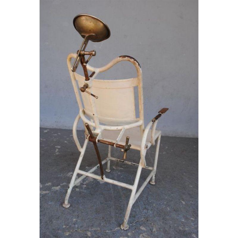 Nein, es handelt sich nicht um einen elektrischen Stuhl, sondern nur um einen voll verstellbaren und funktionellen Zahnarztstuhl aus den 1930er Jahren. Höhe 98 cm (130 cm mit Kopfstütze), Breite 49 cm, Tiefe 64 cm und 96 cm in liegender