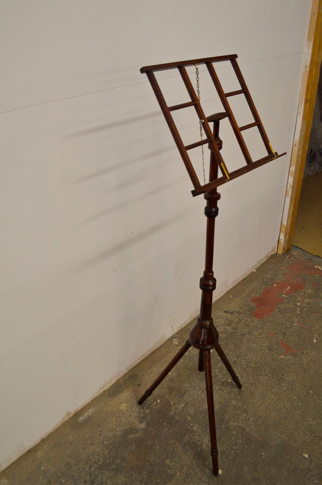 Fully Adjustable Mahogany Music Stand In Excellent Condition For Sale In Macclesfield, Cheshire