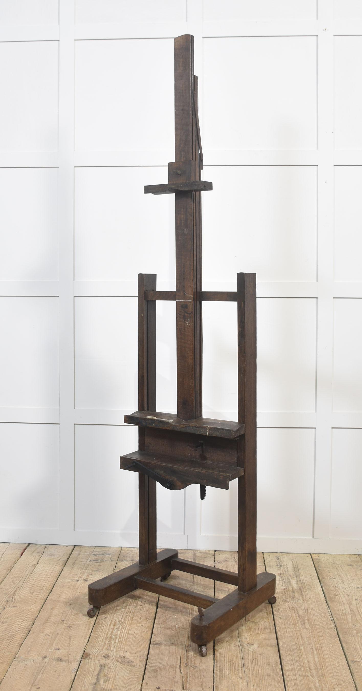 Chevalet d'artiste ancien en chêne, de construction robuste, conçu pour un usage pratique en atelier. Fabriqué en chêne massif richement patiné, ce chevalet est entièrement réglable. Un mécanisme à crémaillère actionné par une manivelle permet