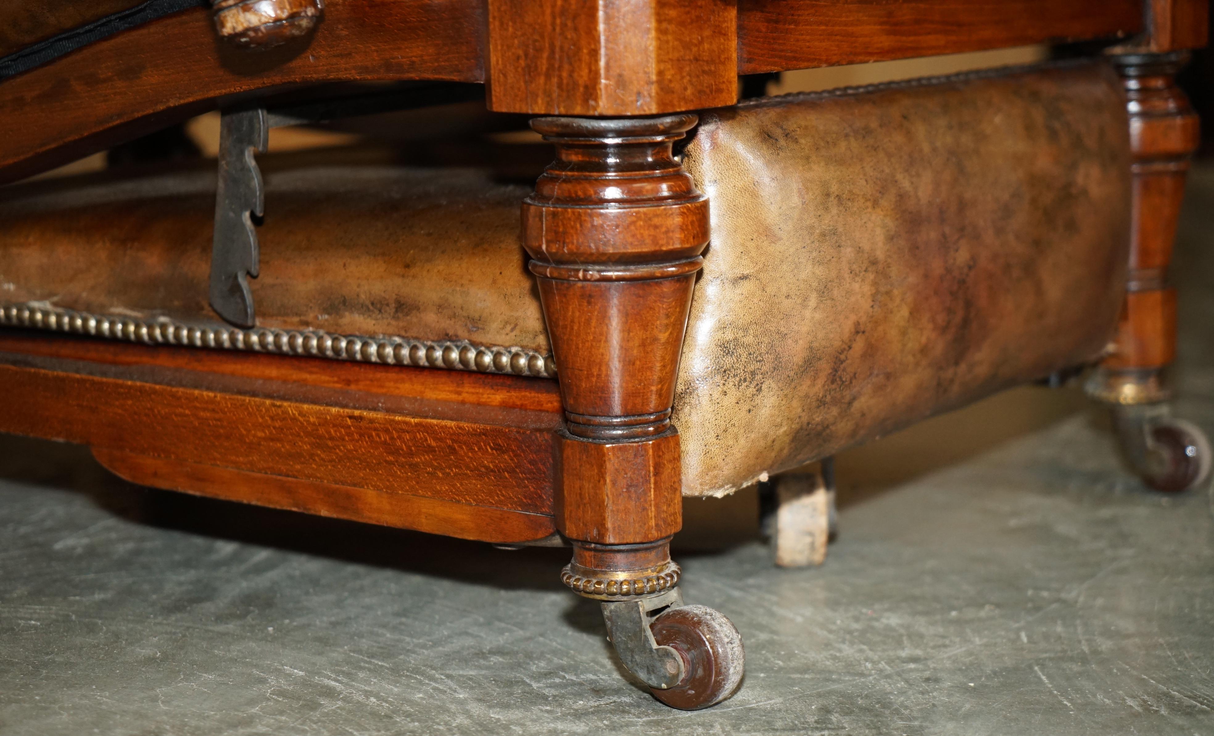 Cuir CHAUSSIER METAMORPHIQUE ANTIQUE récupéré À COMMENCTION COMPLETE, EN CUIR MARRON VICTORIEN en vente