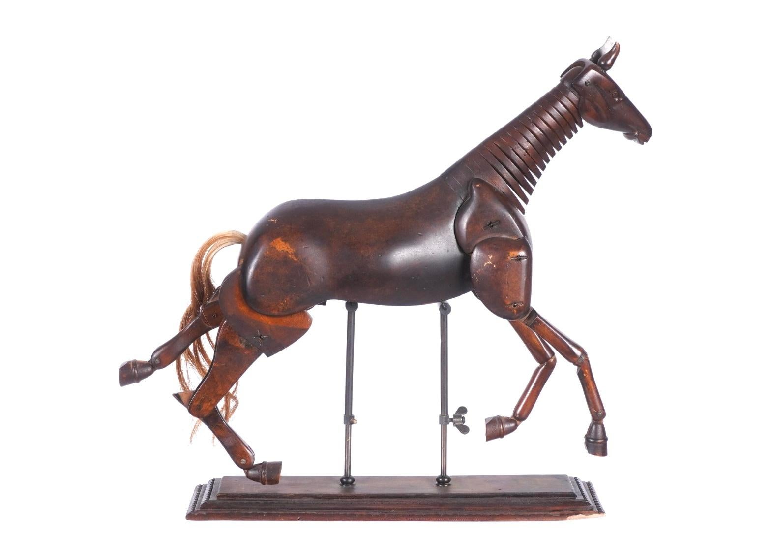 Francese Modello d'artista in legno completamente articolato di cavallo in vendita