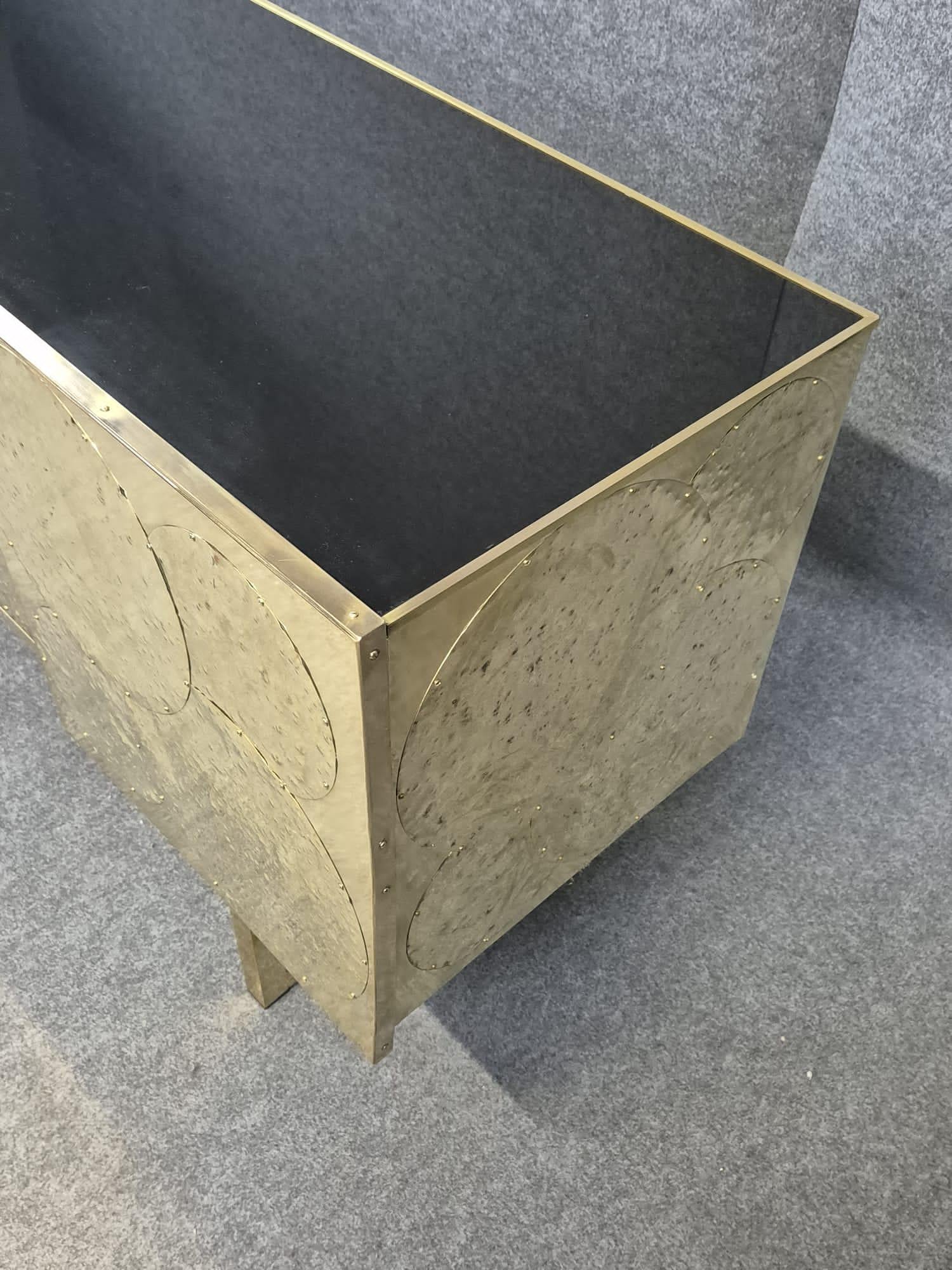 aparador de latón hecho a mano en Italia disponible Hecho a mano en venta