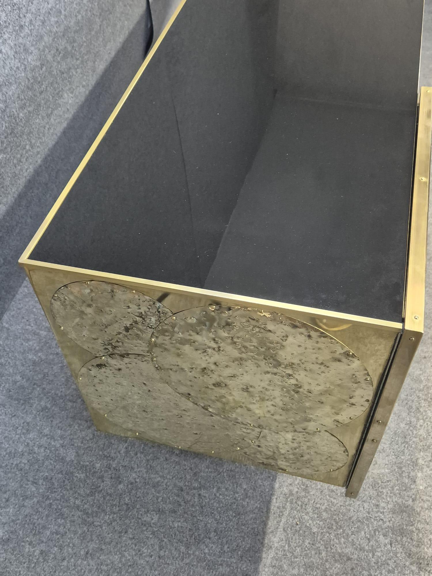 aparador de latón hecho a mano en Italia disponible en Nuevo estado para la venta en Guazzora, IT