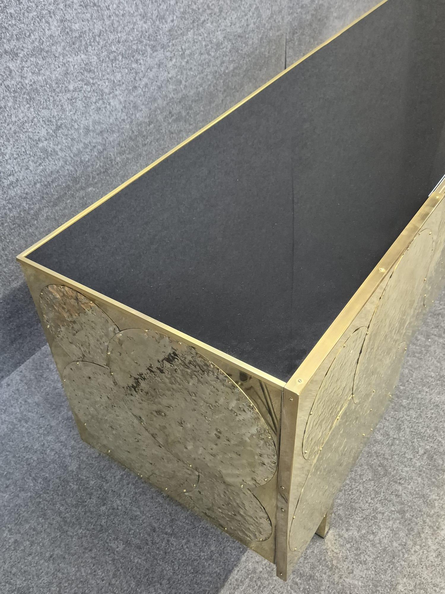 aparador de latón hecho a mano en Italia disponible Contemporáneo en venta