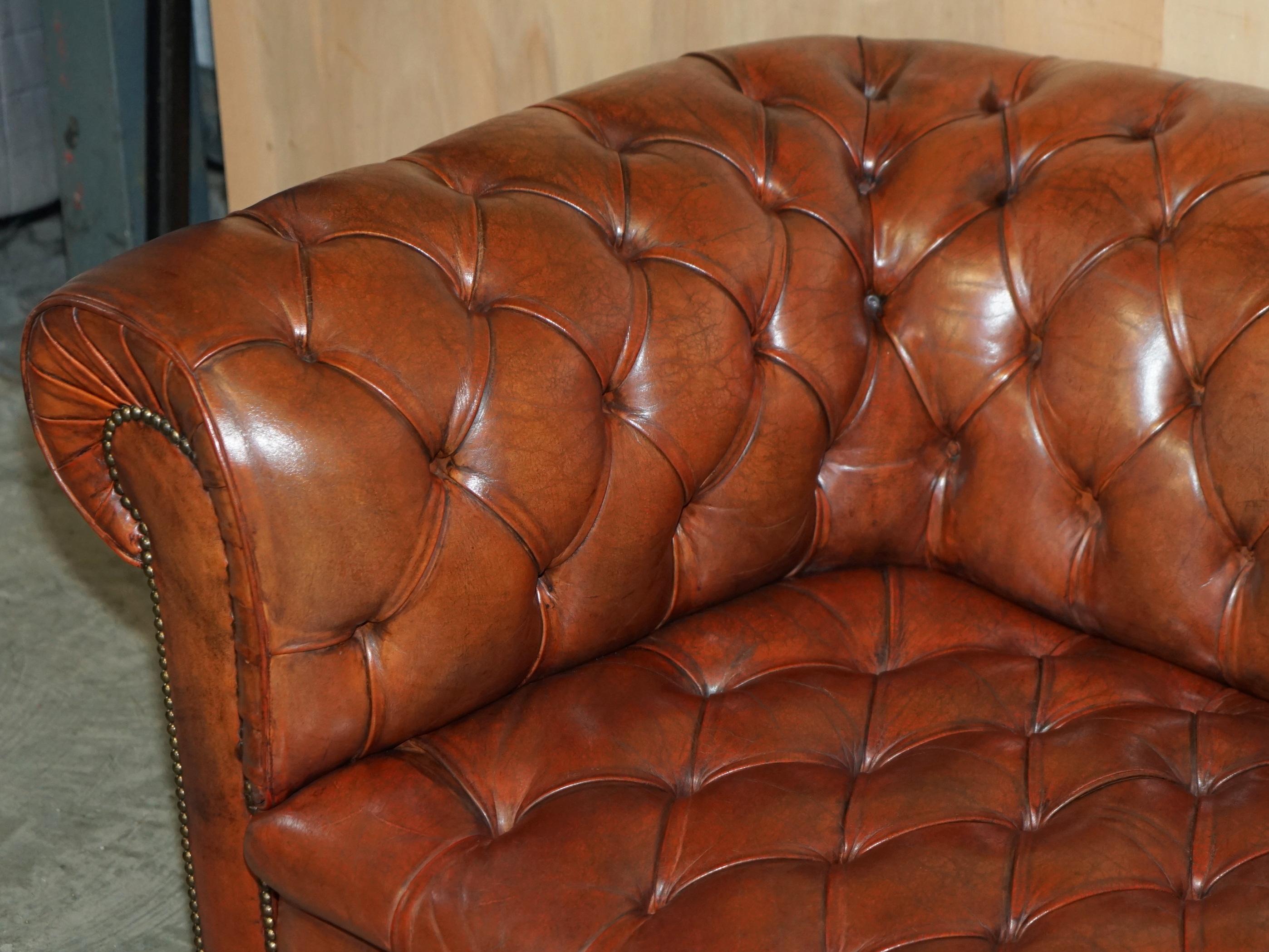 FULLY COIL SPRUNG VINTAGE 1920's HAND DYED BROWN LEATHER CHESTERFIELD CLUB SOFA For Sale 1
