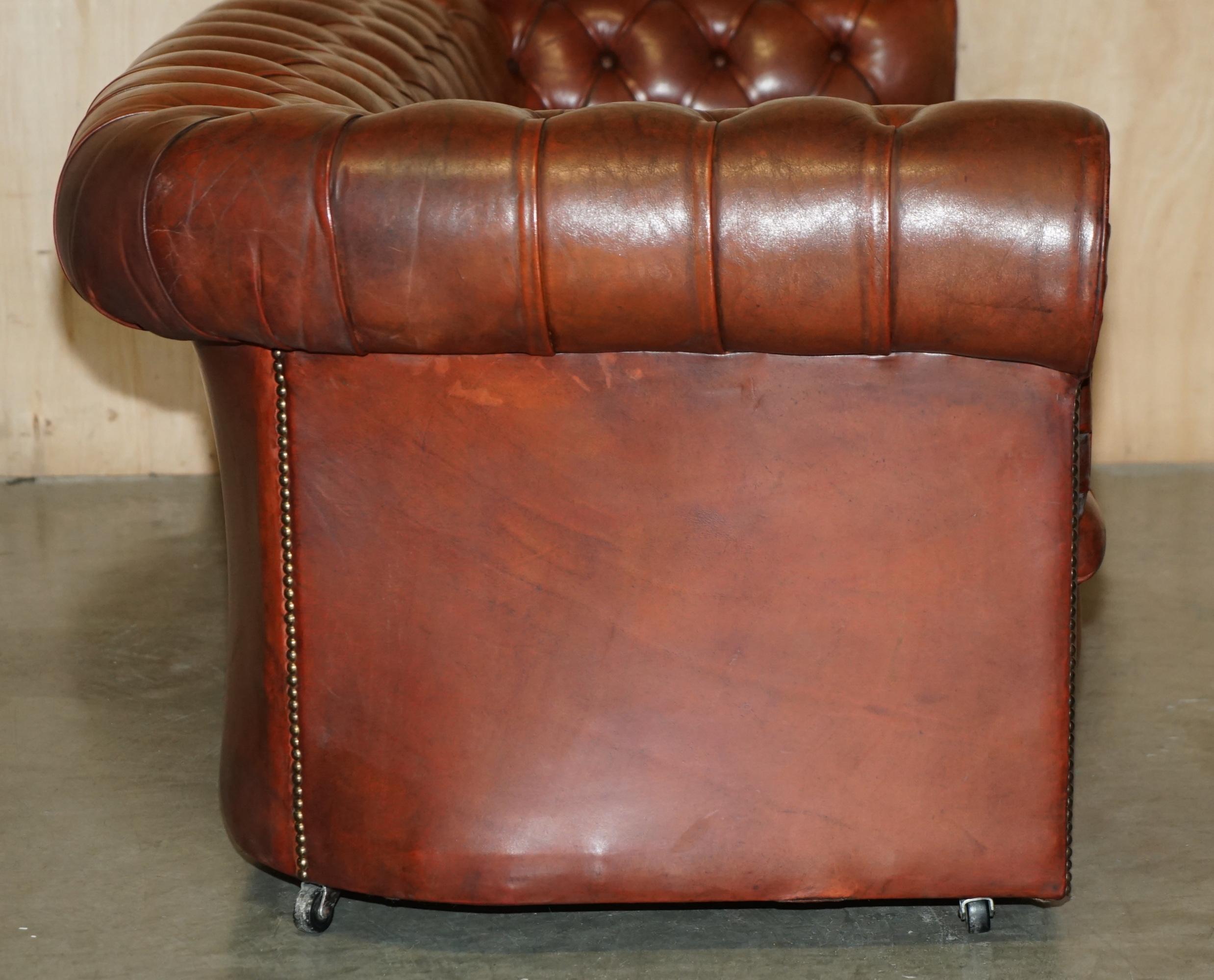 FULLY COIL SPRUNG VINTAGE 1920's HAND DYED BROWN LEATHER CHESTERFIELD CLUB SOFA For Sale 4