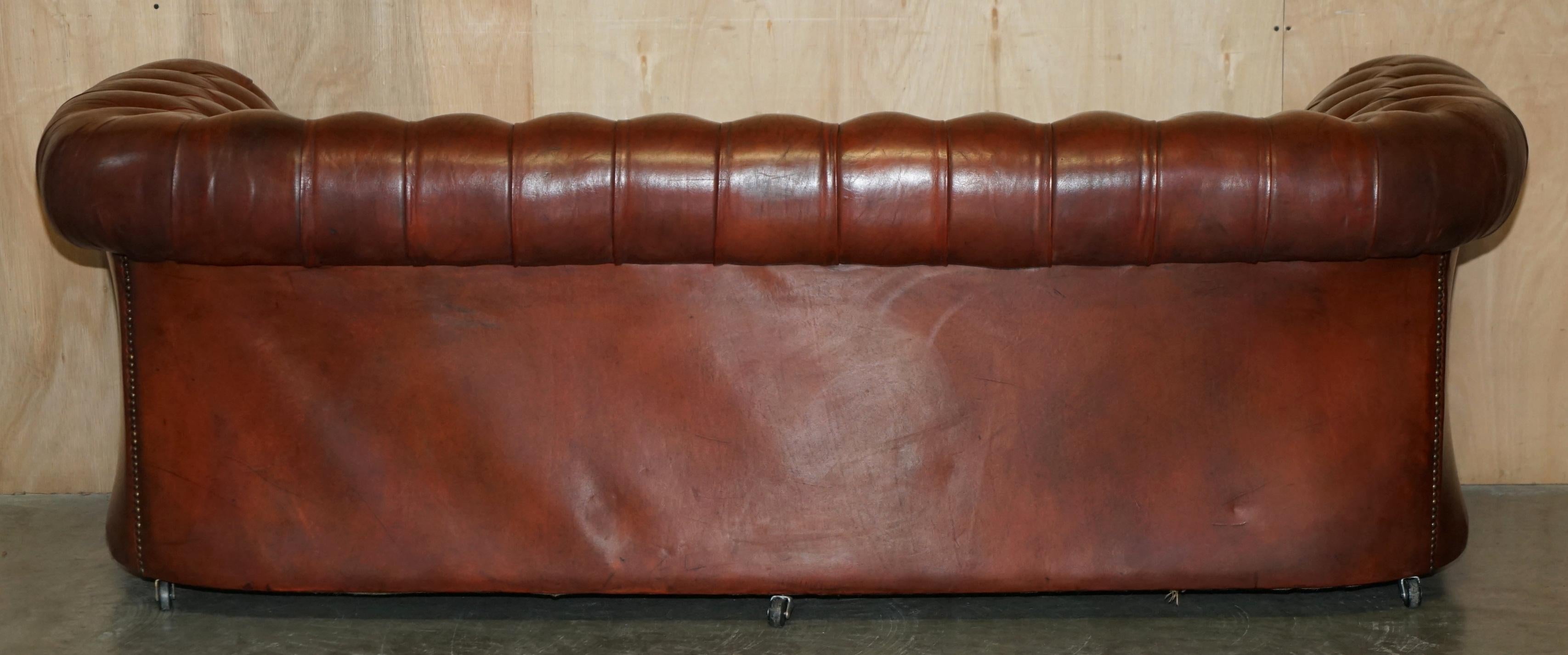 FULLY COIL SPRUNG VINTAGE 1920's HAND DYED BROWN LEATHER CHESTERFIELD CLUB SOFA For Sale 5