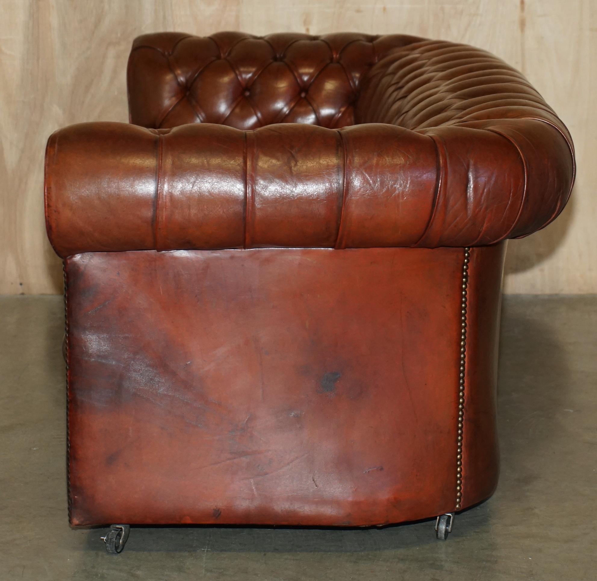 FULLY COIL SPRUNG VINTAGE 1920's HAND DYED BROWN LEATHER CHESTERFIELD CLUB SOFA For Sale 6